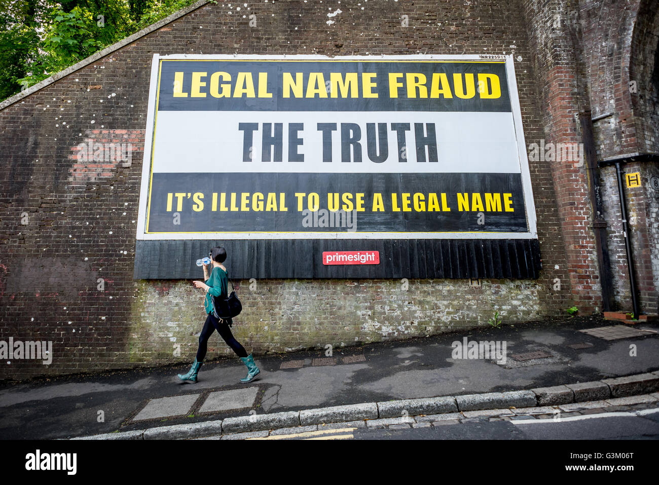 Eine verblüffende Plakatwand gebucht in Brighton; Offiziellen Namen Betrug. Stockfoto