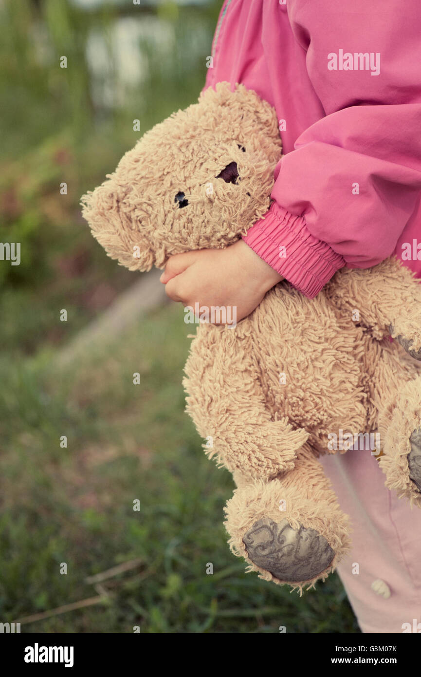 Junge Mädchen, 1 - 2 Jahren, die einen teddybären Stockfoto
