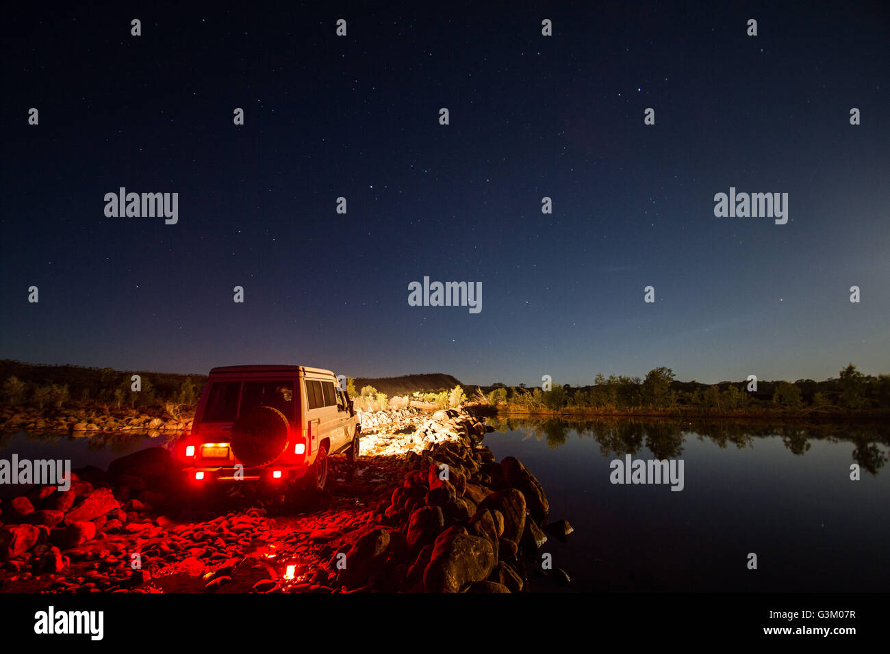 Mit dem Geländewagen fahren über eine Steinbrücke in der Nacht in Western Australia Stockfoto