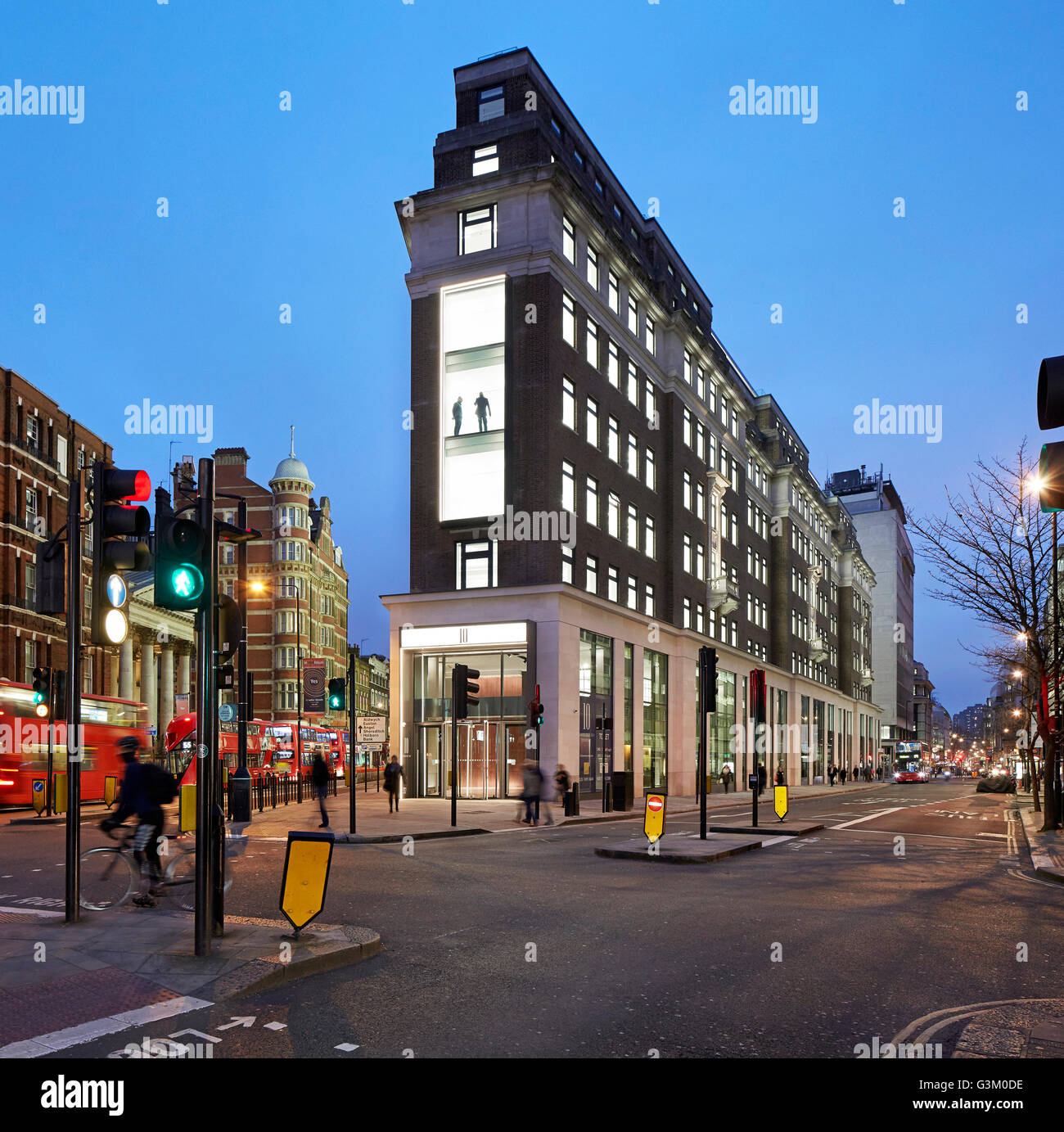 Nacht-Erhebung mit Kreuzung und belebten Londoner Straße. Bloomsbury Way, London, Vereinigtes Königreich. Architekt: BuckleyGrayYeoman Stockfoto
