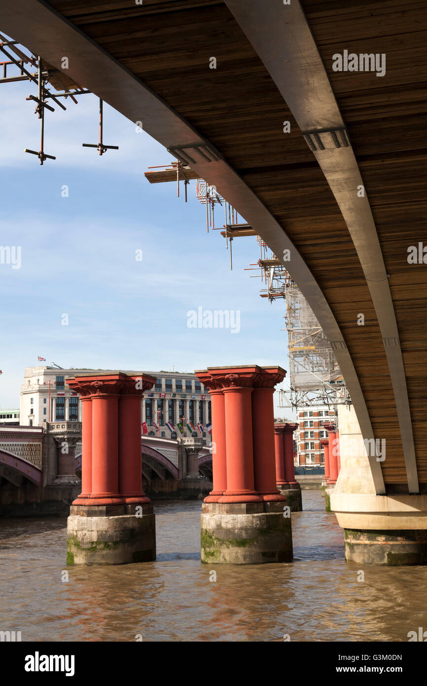 Roten Pfeiler in der Themse durch Blackfriars Bridge, London, England, Vereinigtes Königreich, Europa Stockfoto