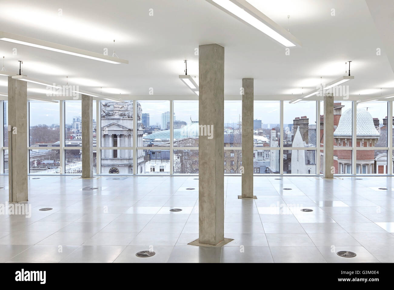 Unmöblierte Floorplate mit Blick auf die Stadt. Bloomsbury Way, London, Vereinigtes Königreich. Architekt: BuckleyGrayYeoman, 2015. Stockfoto
