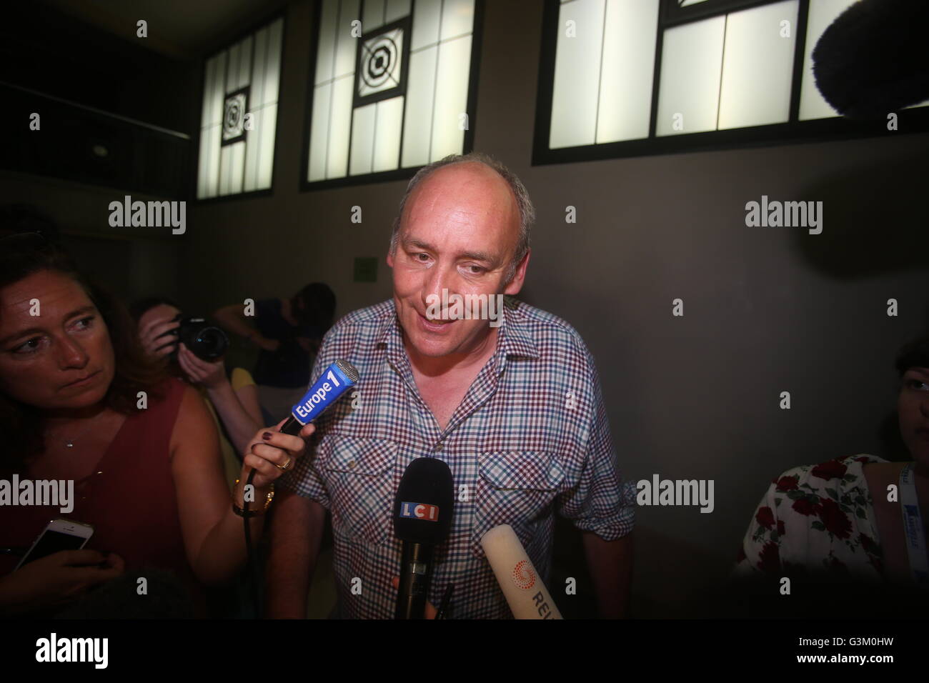 Chris Booth im Gespräch mit den Medien bei Marseille Gericht nach seinem Sohn Alexander Booth wurde gefangengesetzt für zwei Monate für eine Flasche auf Polizisten zu werfen und aus Frankreich für zwei Jahre verboten. Stockfoto