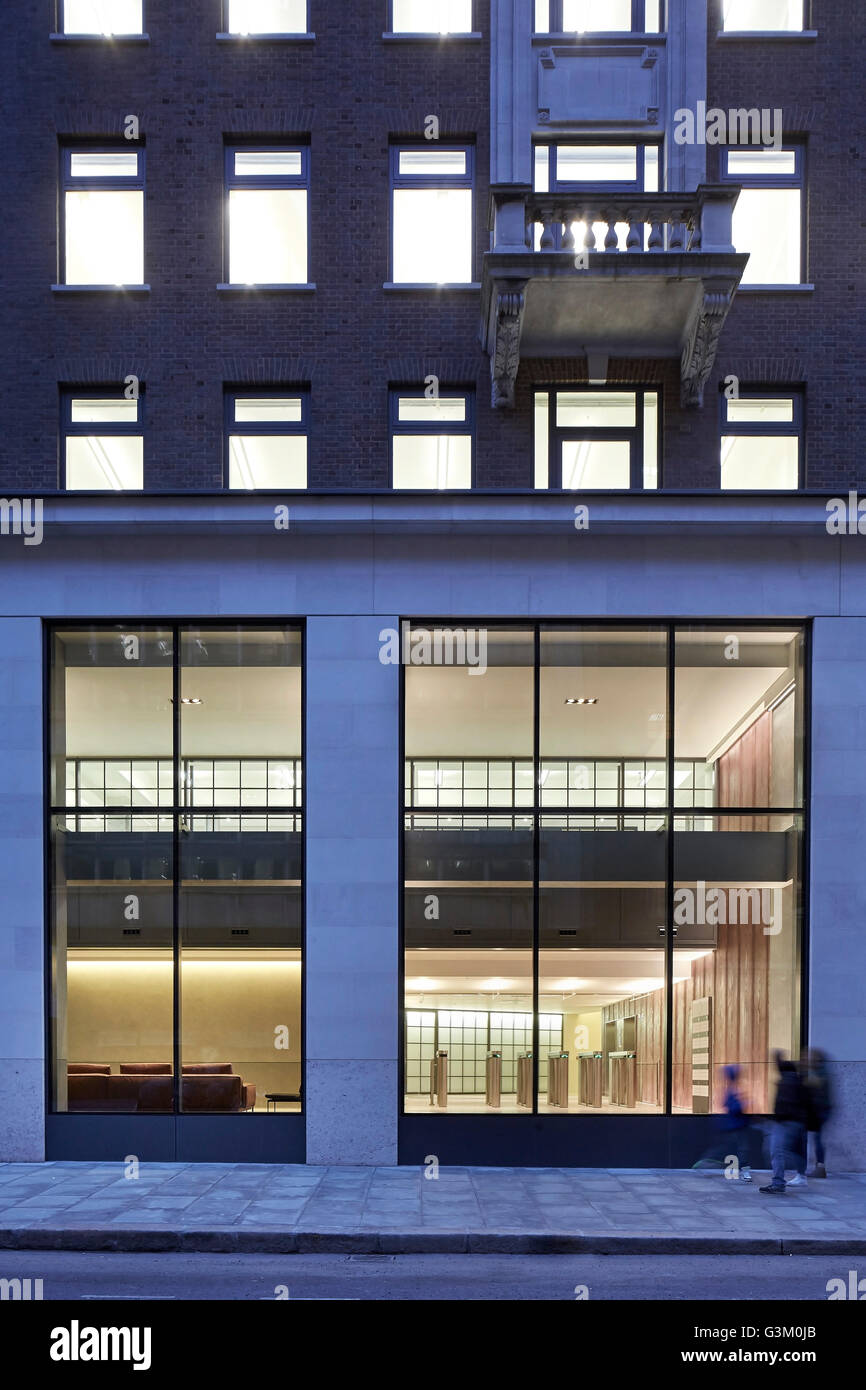 Detaillierten Fassade Höhe in der Abenddämmerung mit beleuchteten Innenraum. Bloomsbury Way, London, Vereinigtes Königreich. Architekt: BuckleyGrayYeoman, 2015. Stockfoto