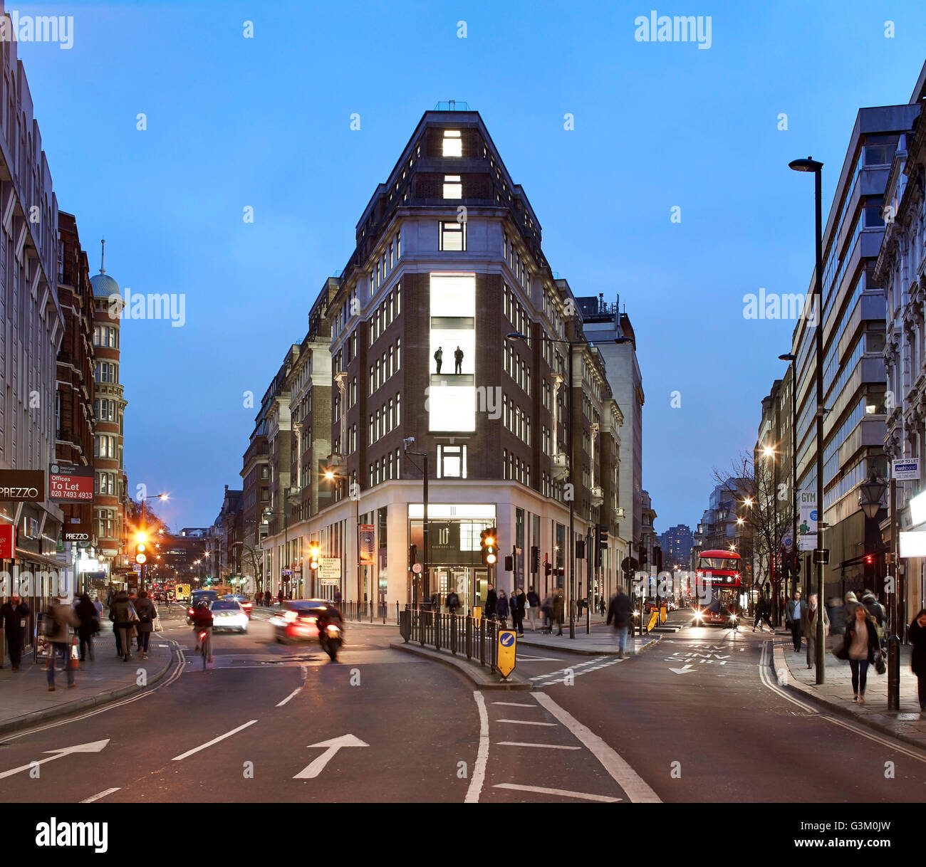 Frontale Ecke Höhe mit Kreuzung in der Abenddämmerung. Bloomsbury Way, London, Vereinigtes Königreich. Architekt: BuckleyGrayYeoman, 2015. Stockfoto