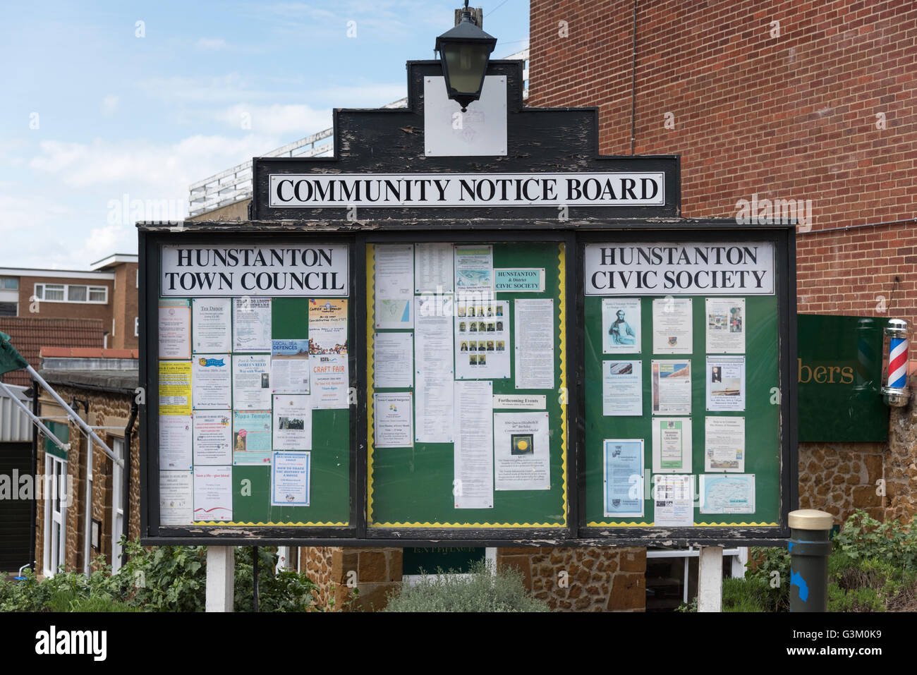 Eine Community-Pinnwand mit Plakaten an Hunstanton UK Stockfoto