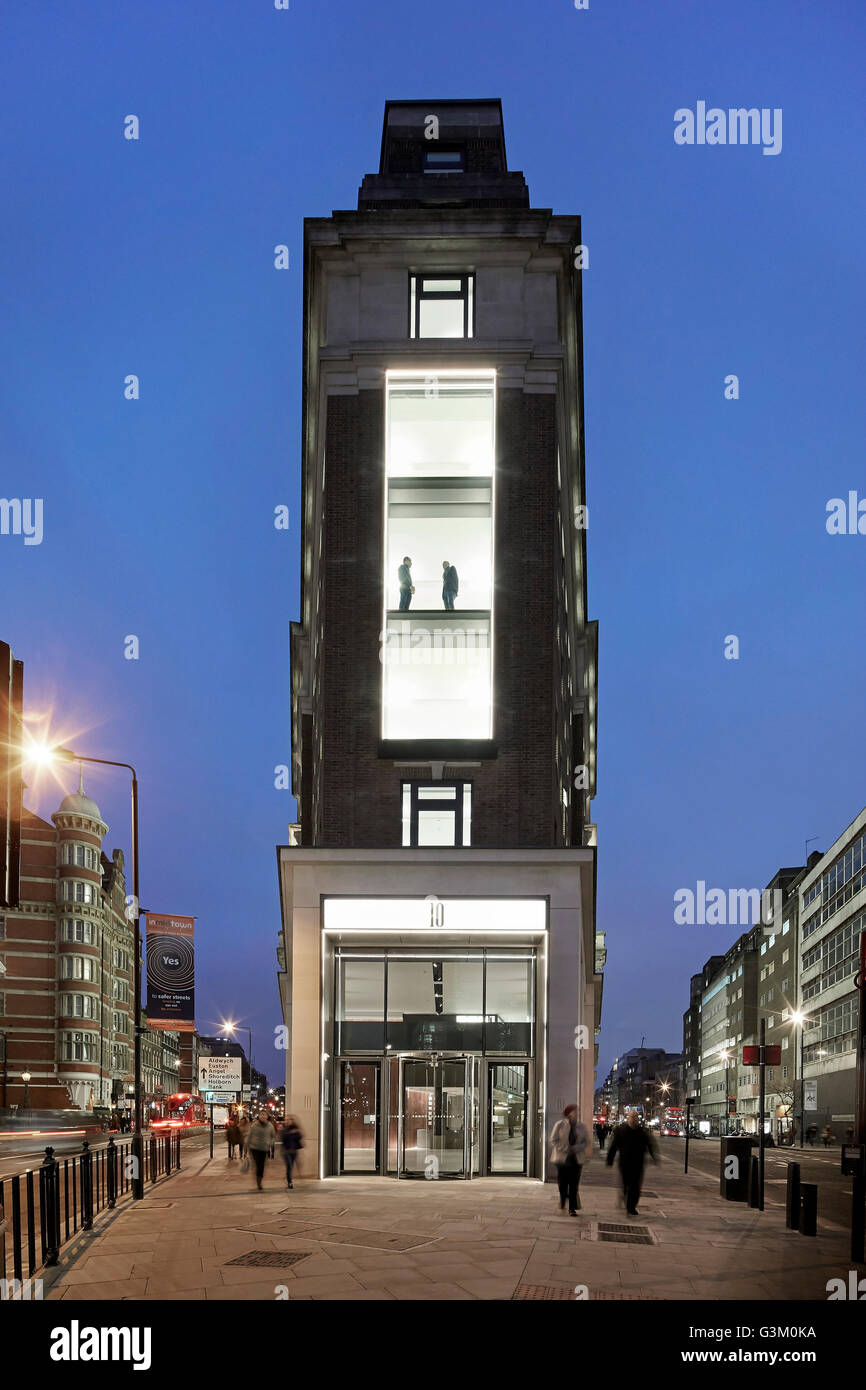 Frontale Ansicht mit Passanten in der Abenddämmerung. Bloomsbury Way, London, Vereinigtes Königreich. Architekt: BuckleyGrayYeoman, 2015. Stockfoto