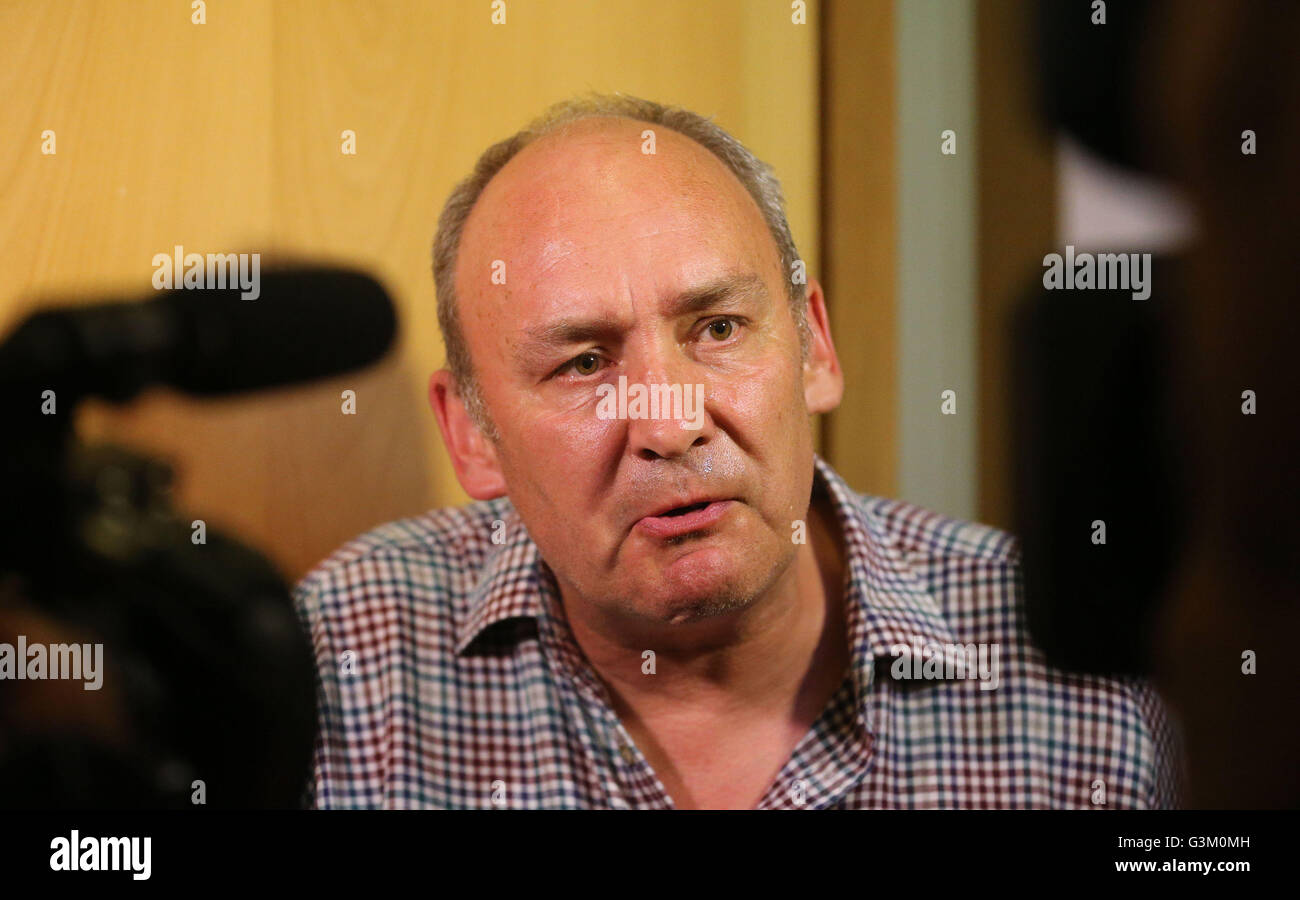 Chris Booth im Gespräch mit den Medien bei Marseille Gericht nach seinem Sohn Alexander Booth wurde gefangengesetzt für zwei Monate für eine Flasche auf Polizisten zu werfen und aus Frankreich für zwei Jahre verboten. Stockfoto