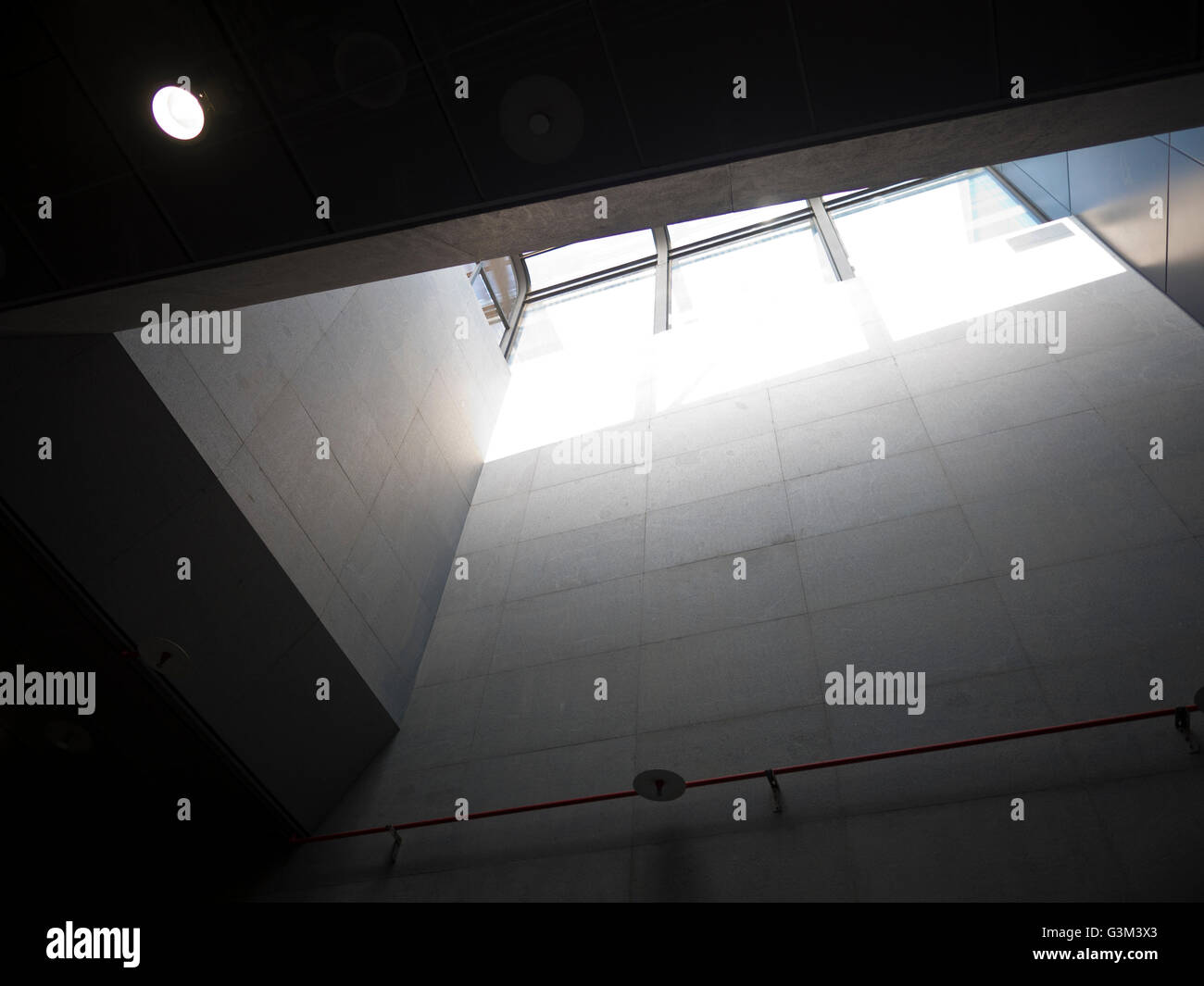 Zum hellen Licht Himmel durch moderne Quardrilateral Decke Fenster Nachschlagen Stockfoto