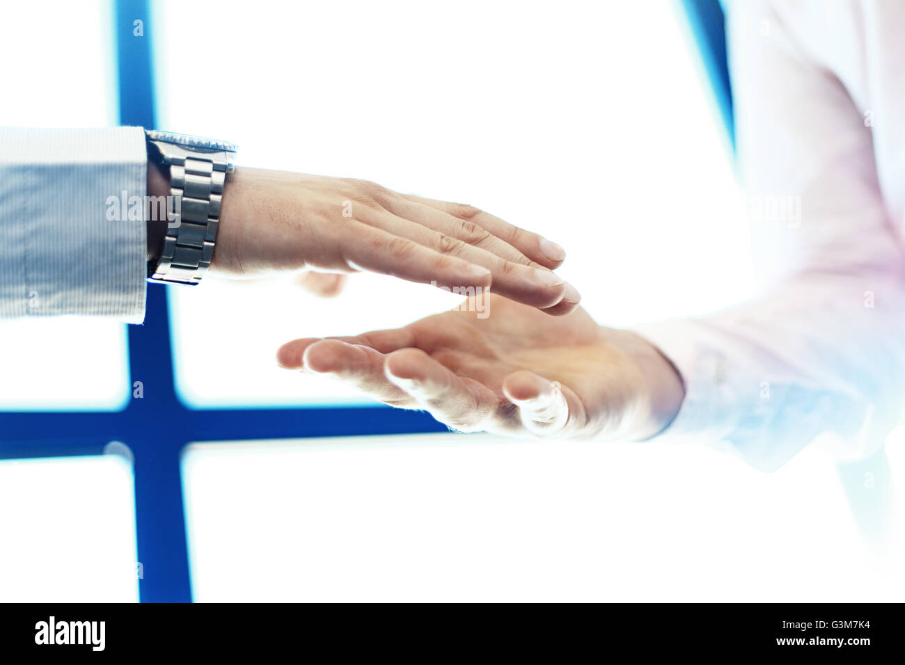Geschäftskonzept Partnerschaft treffen. Bild Geschäftsmann Handshake. Unscharfe, sunlights Stockfoto