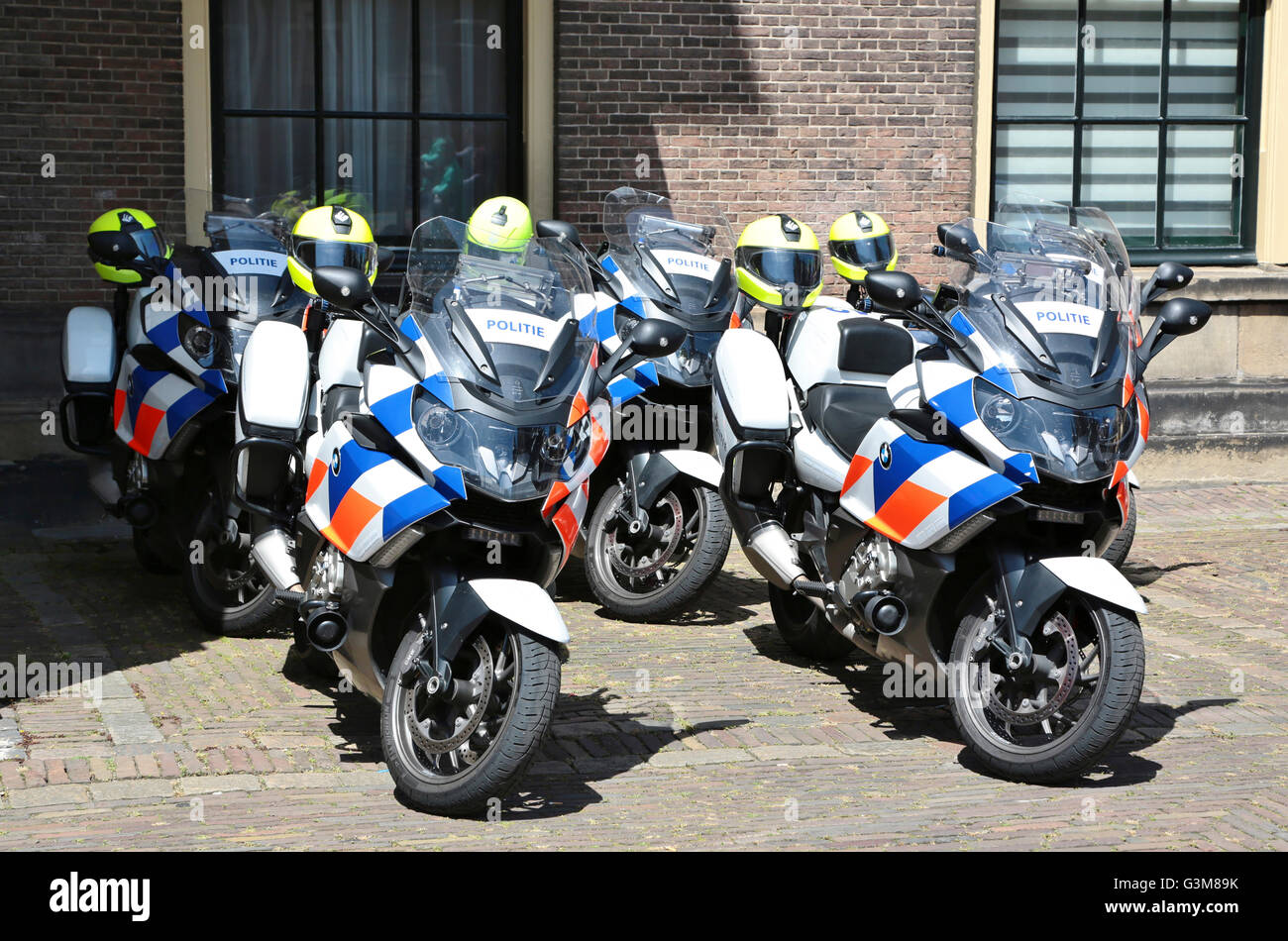 Polizei-Motorräder an den Binnenhof waren niederländische Parlament gegründet Stockfoto