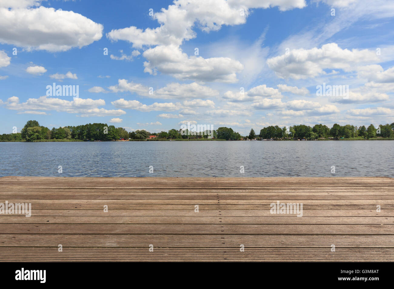 blauen Himmel bei Seenlandschaft und hölzerne Pier - Sommer-Hintergrund Stockfoto