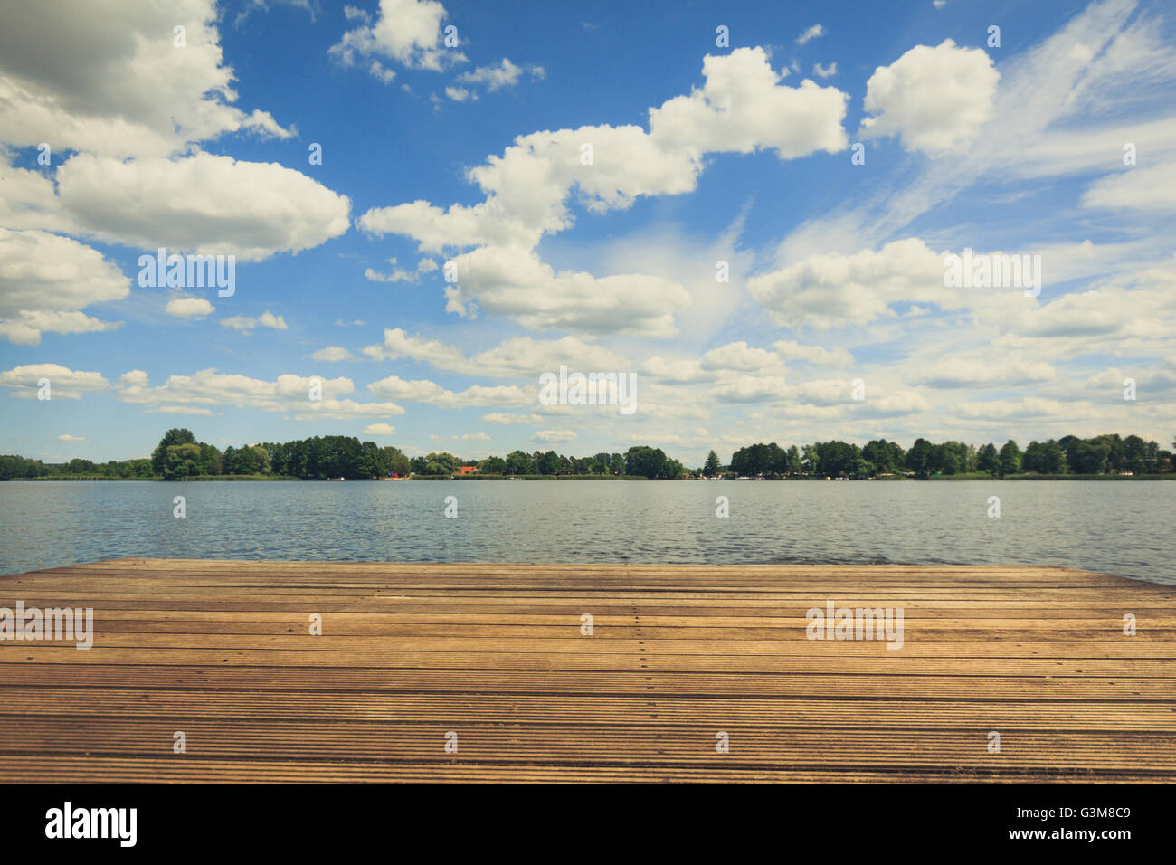 Sommerhimmel Seenlandschaft und hölzerne Pier - Vintage-Effekt Stockfoto
