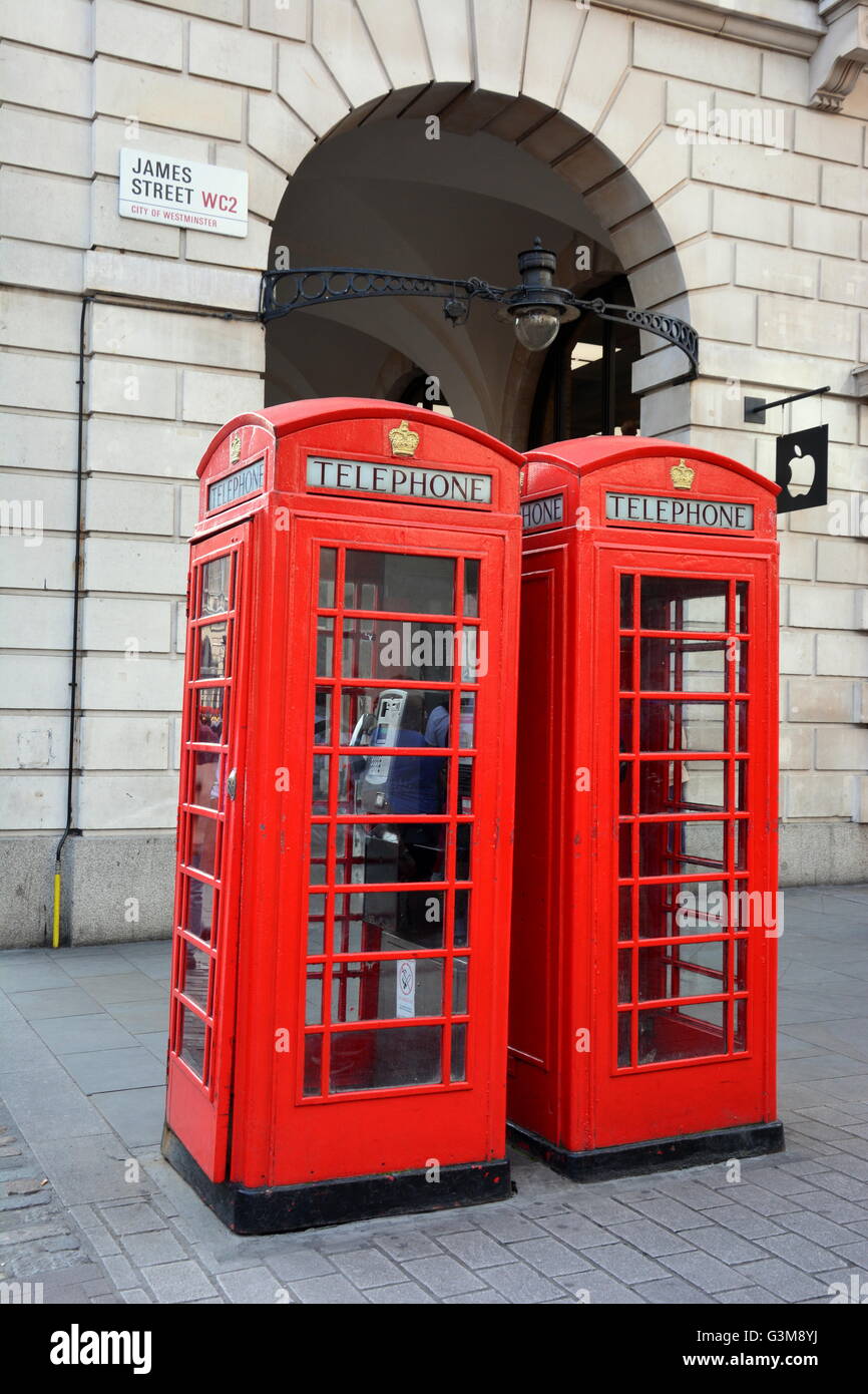 Rote Telefonzellen auf James Street, London, in der Nähe von Covent Gardens Stockfoto