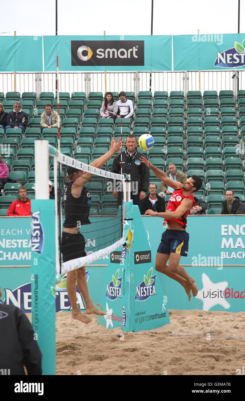 Herren-Spiel im Gange bei den Welt-Beach-Volleyball-Meisterschaften statt am Strand von Blackpool Stockfoto