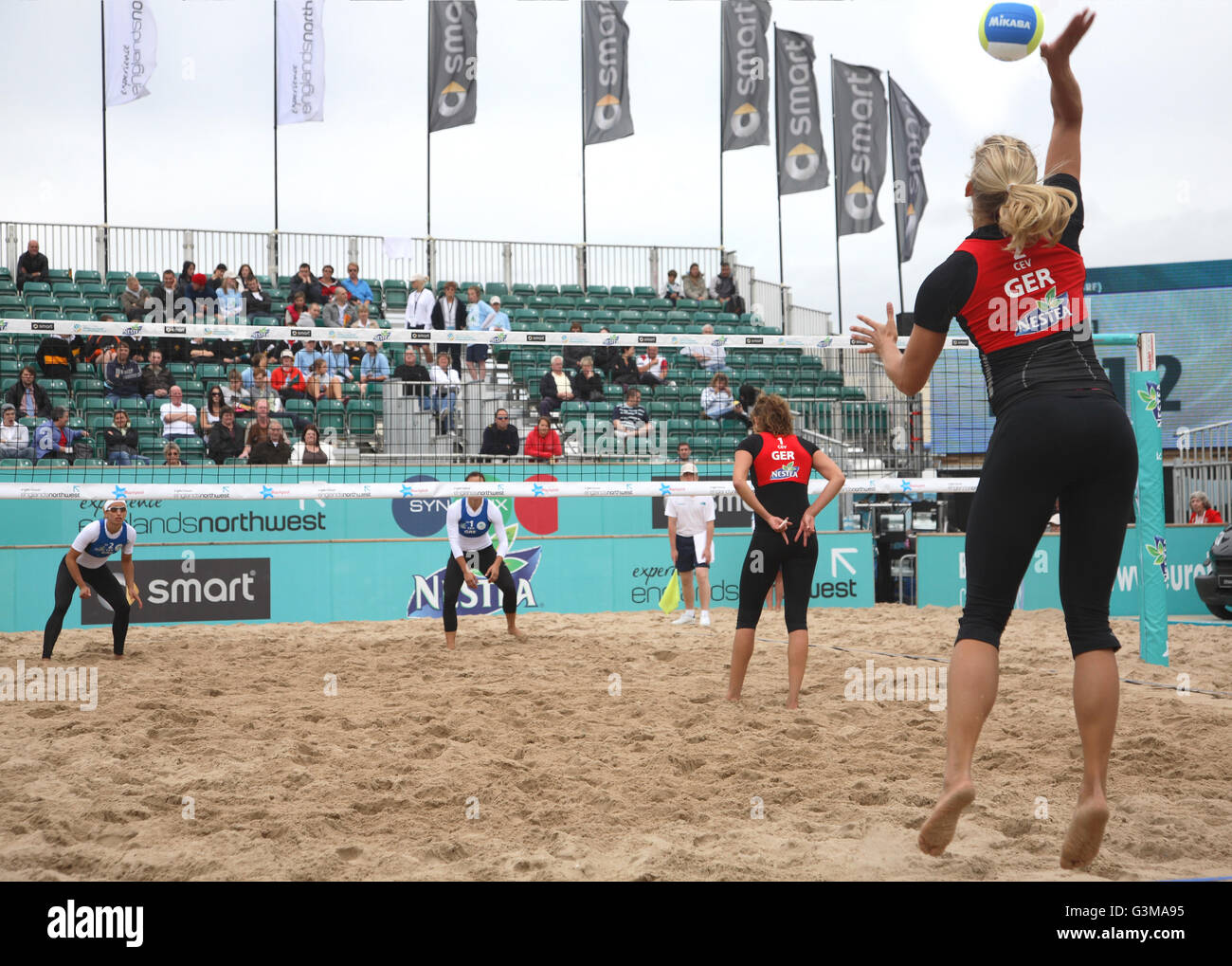 Spiel läuft bei den Welt-Beach-Volleyball-Meisterschaften statt am Strand von Blackpool Stockfoto