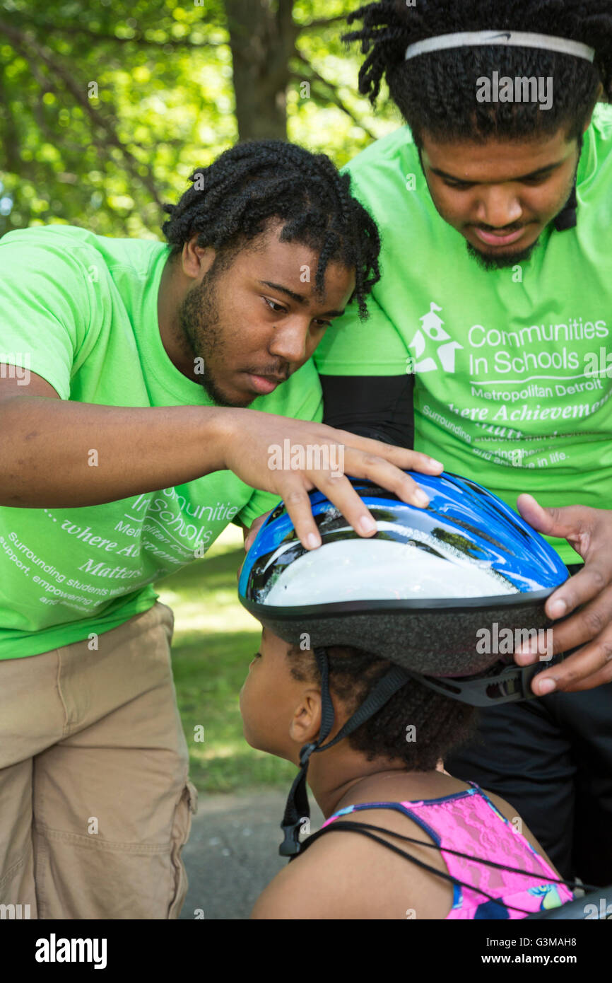 Detroit, Michigan - ein Mädchen ist mit einem Fahrradhelm ausgestattet, wie Fiat Chrysler Automobiles 350 kostenlose Fahrräder für Studierende gibt. Stockfoto