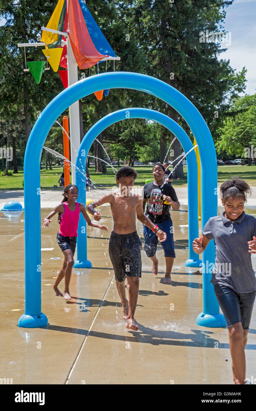 Detroit, Michigan - Kinder laufen durch das Wasser auf dem Splash Park in Palmer Park. Stockfoto