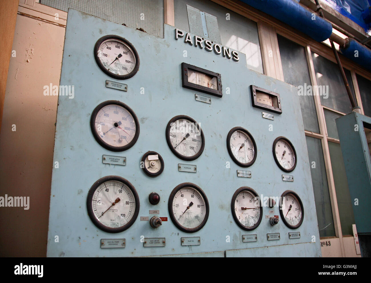 Original-Systemsteuerung im Inneren Lotts Road Power Station in Fulham, London. Fotografiert im Jahr 2018 vor Sanierung in Wohnungen Stockfoto