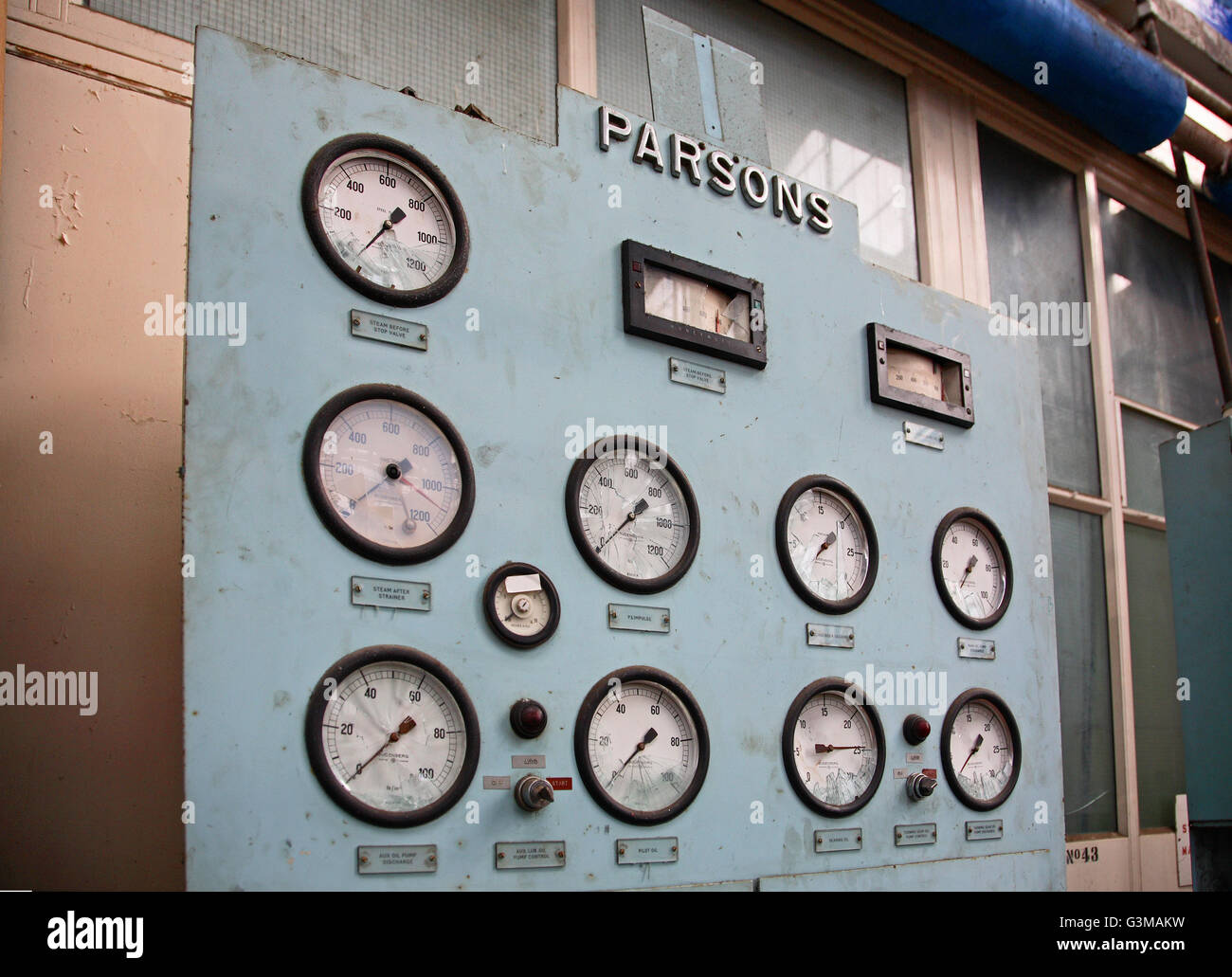 Original-Systemsteuerung im Inneren Lotts Road Power Station in Fulham, London. Fotografiert im Jahr 2018 vor Sanierung in Wohnungen Stockfoto