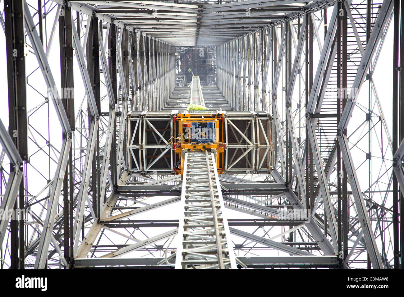 Sehen Sie auf der Innenseite des inklusive Pylon an der Themse in West Thurrock. Bei 600 Fuß, der höchste Mast im Vereinigten Königreich. Stockfoto