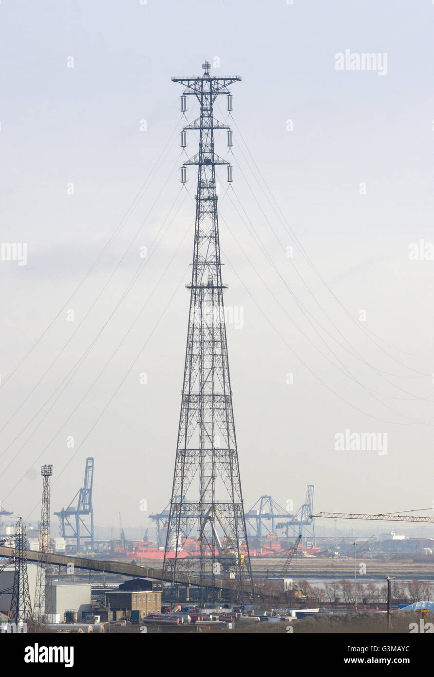 Die inklusive Pylon an der Themse in West Thurrock. Bei 600 Fuß, der höchste Mast im Vereinigten Königreich. Zeigt Tilbury Port über Stockfoto