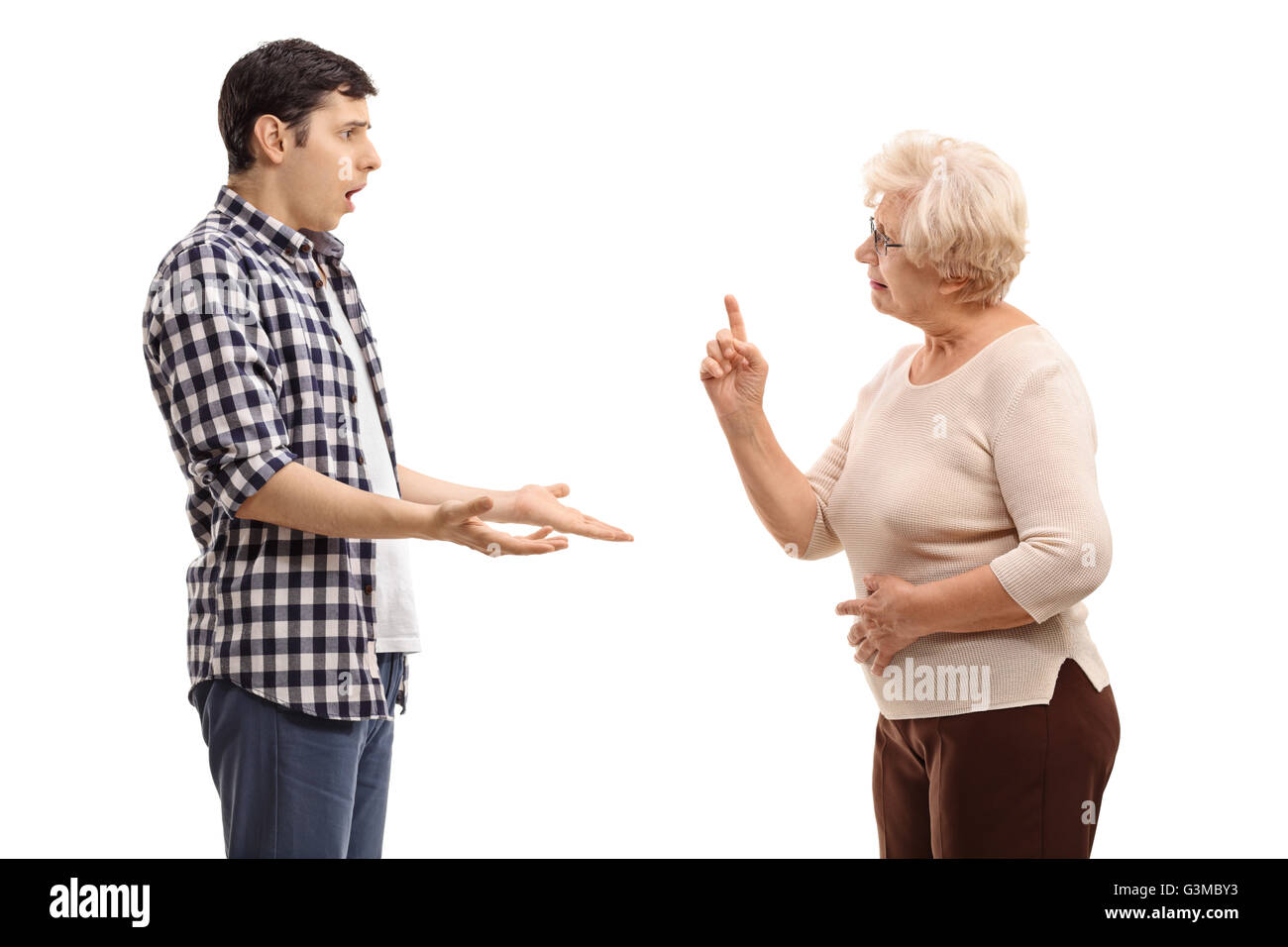 Studioaufnahme eines jungen Mannes argumentieren mit einer reifen Frau isoliert auf weißem Hintergrund Stockfoto
