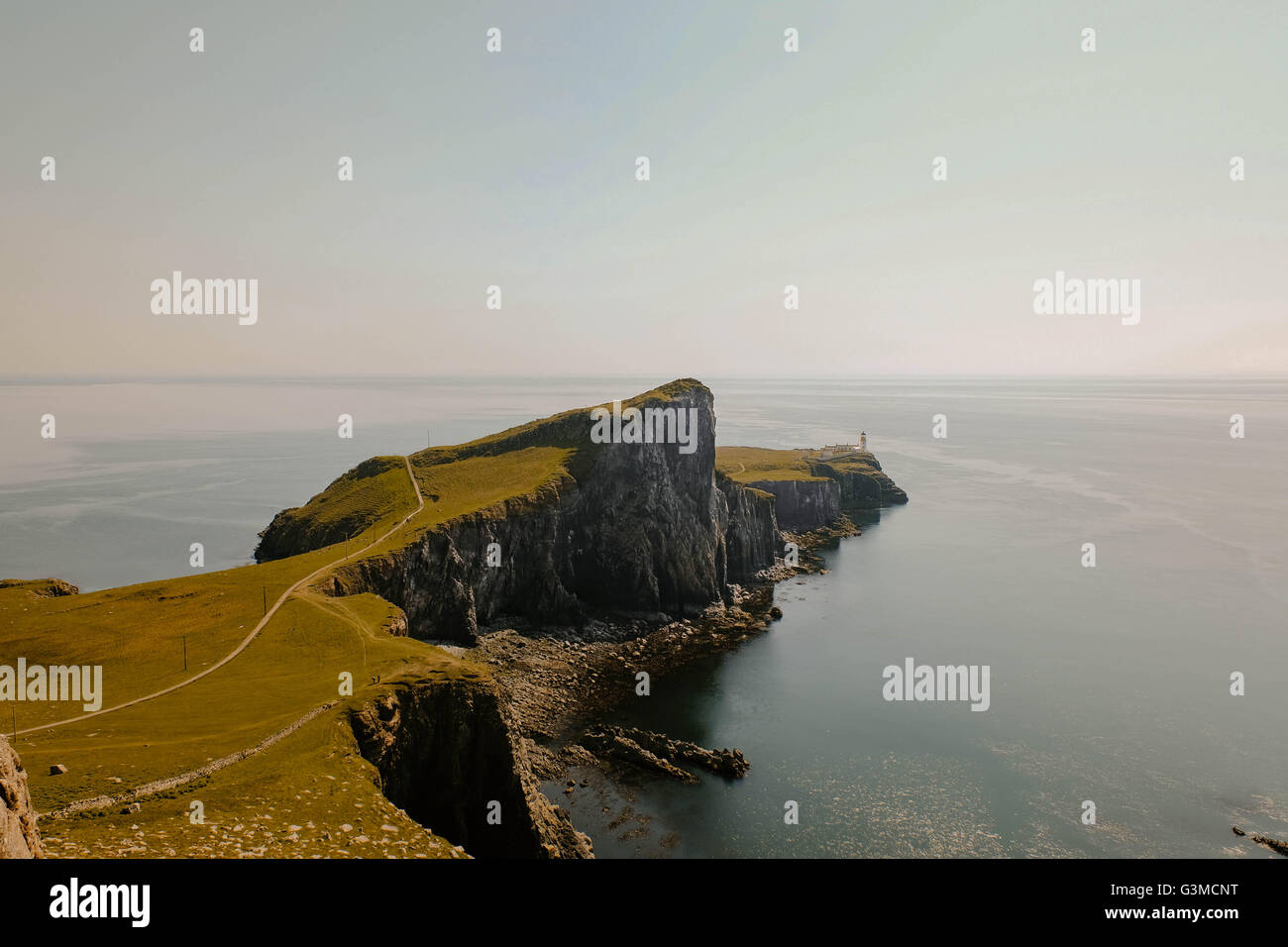 Landschaftlich Punkt und Leuchtturm im Sommer, Isle Of Skye, Schottland, Großbritannien Stockfoto