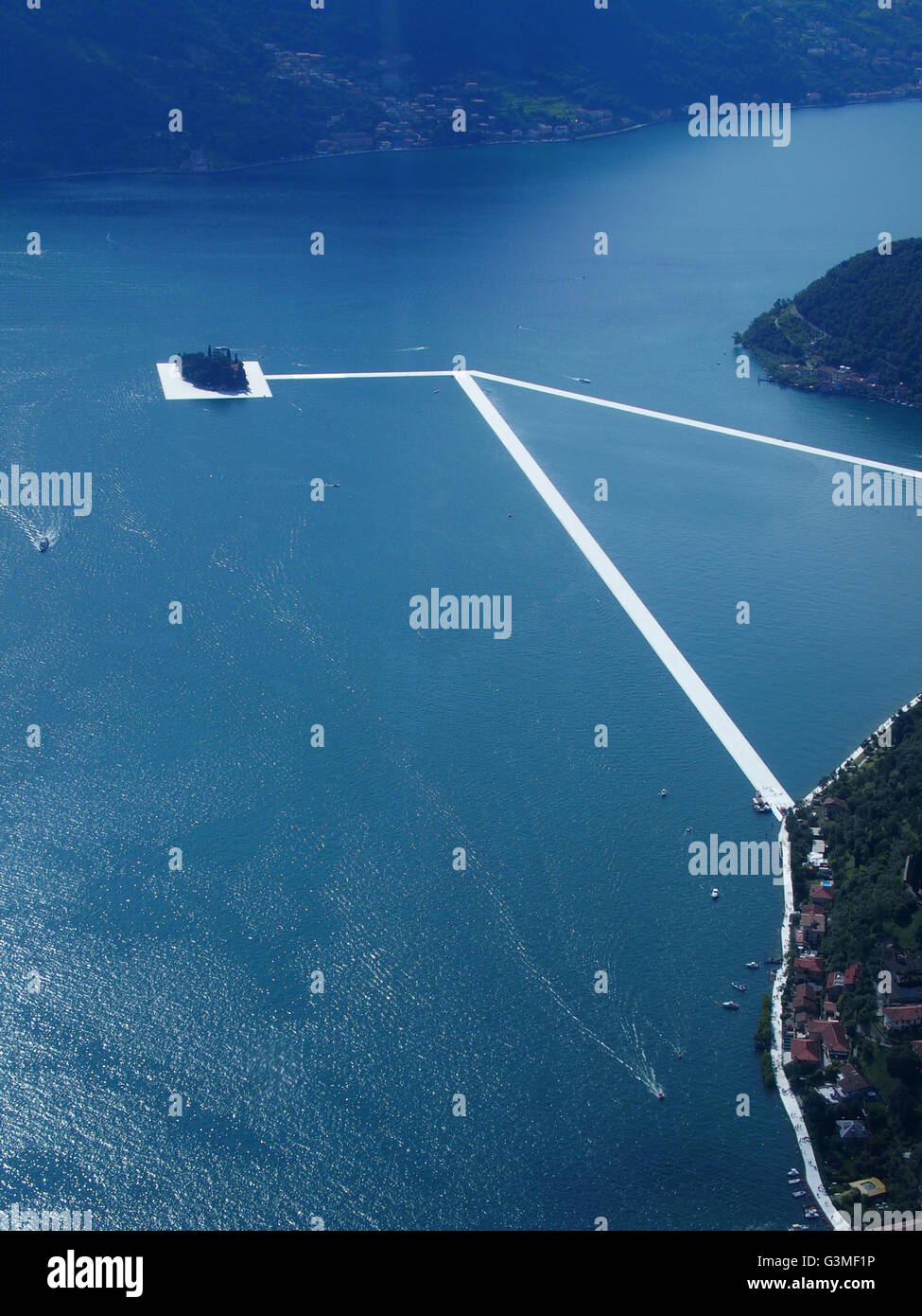 Iseo See, Italien. 12. Juni 2016. Luftaufnahme von Christos "The Floating Pier" Projekt sind nun abgeschlossen, aber noch nicht Personen Zugriff auf. Die Pfeiler sind aus schwimmenden Polyethylen-Würfel und mit Stoff bezogen, erstellen die Gehwege. Die kleine Isola di San Paolo ist vollständig umgeben. Riccardo Mottola/Alamy Live-Nachrichten Stockfoto