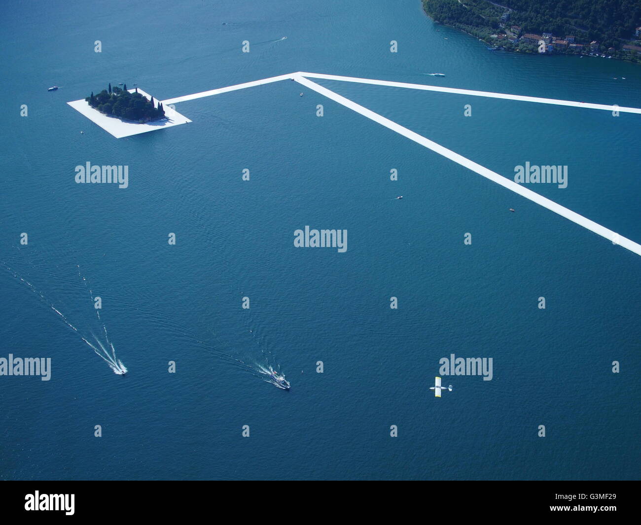 Iseo See, Italien. 12. Juni 2016. Luftaufnahme von Christos "The Floating Pier" Projekt sind nun abgeschlossen, aber noch nicht Personen Zugriff auf. Die Pfeiler sind aus schwimmenden Polyethylen-Würfel und mit Stoff bezogen, erstellen die Gehwege. Die kleine Isola di San Paolo ist vollständig umgeben. Riccardo Mottola/Alamy Live-Nachrichten Stockfoto