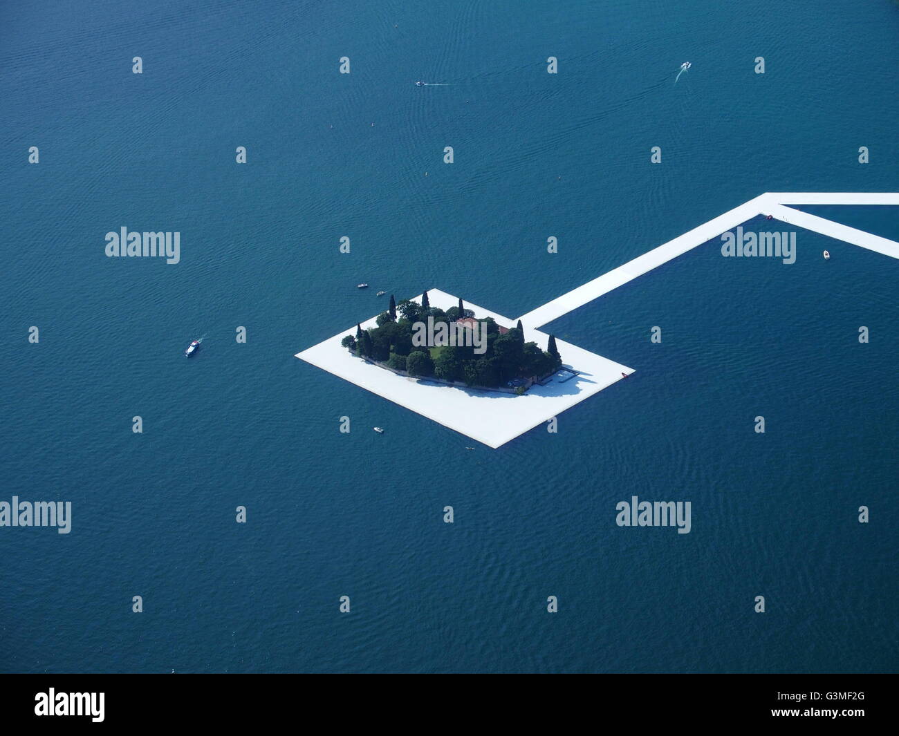 Iseo See, Italien. 12. Juni 2016. Luftaufnahme von Christos "The Floating Pier" Projekt sind nun abgeschlossen, aber noch nicht Personen Zugriff auf. Die Pfeiler sind aus schwimmenden Polyethylen-Würfel und mit Stoff bezogen, erstellen die Gehwege. Die kleine Isola di San Paolo ist vollständig umgeben. Riccardo Mottola/Alamy Live-Nachrichten Stockfoto
