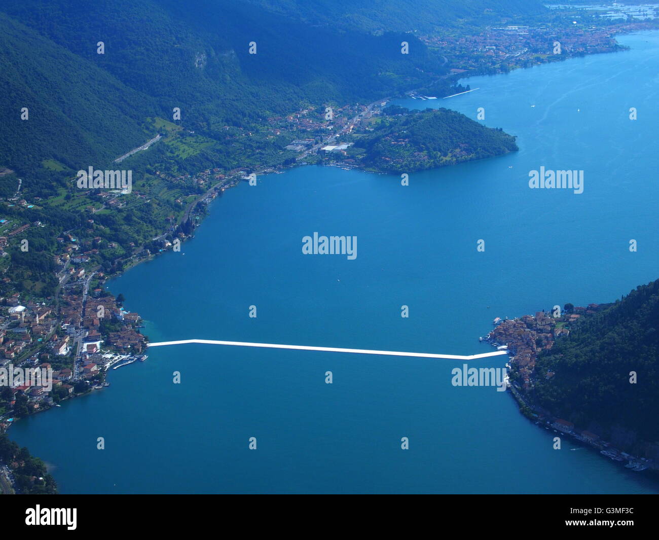 Iseo See, Italien. 12. Juni 2016. Luftaufnahme von Christos "The Floating Pier" Projekt sind nun abgeschlossen, aber noch nicht Personen Zugriff auf. Die Pfeiler sind aus schwimmenden Polyethylen-Würfel und mit Stoff bezogen, erstellen die Gehwege. Riccardo Mottola/Alamy Live-Nachrichten Stockfoto