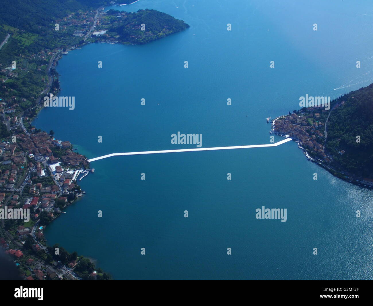 Iseo See, Italien. 12. Juni 2016. Luftaufnahme von Christos "The Floating Pier" Projekt sind nun abgeschlossen, aber noch nicht Personen Zugriff auf. Die Pfeiler sind aus schwimmenden Polyethylen-Würfel und mit Stoff bezogen, erstellen die Gehwege. Riccardo Mottola/Alamy Live-Nachrichten Stockfoto