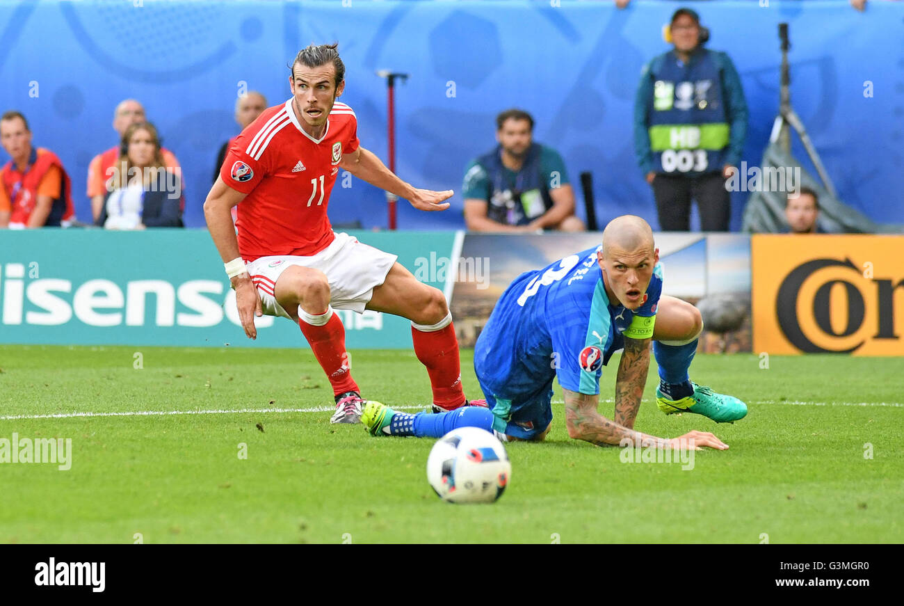 Gareth Bale of Wales und Martin Skrtel, das slowakische Kapitän Auge den Ball in der zweiten Hälfte während Wales V Slowakei, Euro 2016 Gruppe B Befestigung an den Matmut Atlantique, Nouveau Stade de Bordeaux in Bordeaux, Frankreich am Samstag, 11. Juni 2016. Stockfoto