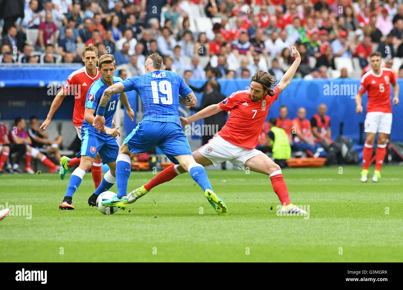 Joe Allen Wales befasst sich Juraj Kucka der Slowakei in die Euro 2016 Gruppe B Befestigung an den Matmut Atlantique, Nouveau Stade de Bordeaux in Bordeaux, Frankreich am Samstag, 11. Juni 2016. Stockfoto