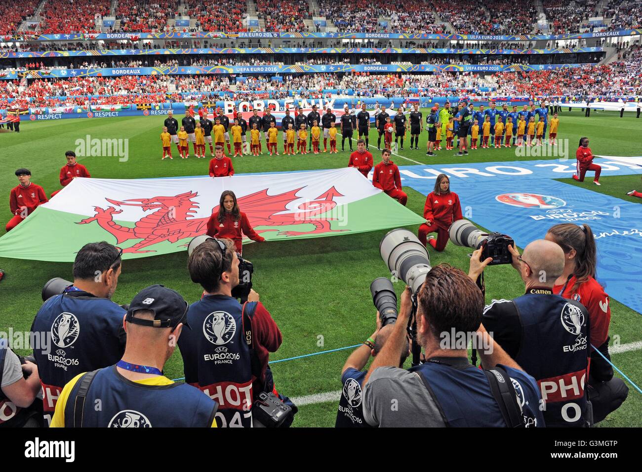 Mannschaften-Line up für die Nationalhymnen vor Kick-off während der Wales V Slowakei Euro 2016 Gruppe B Befestigung an den Matmut Atlantique, Nouveau Stade de Bordeaux in Bordeaux, Frankreich am Samstag, 11. Juni 2016. Stockfoto