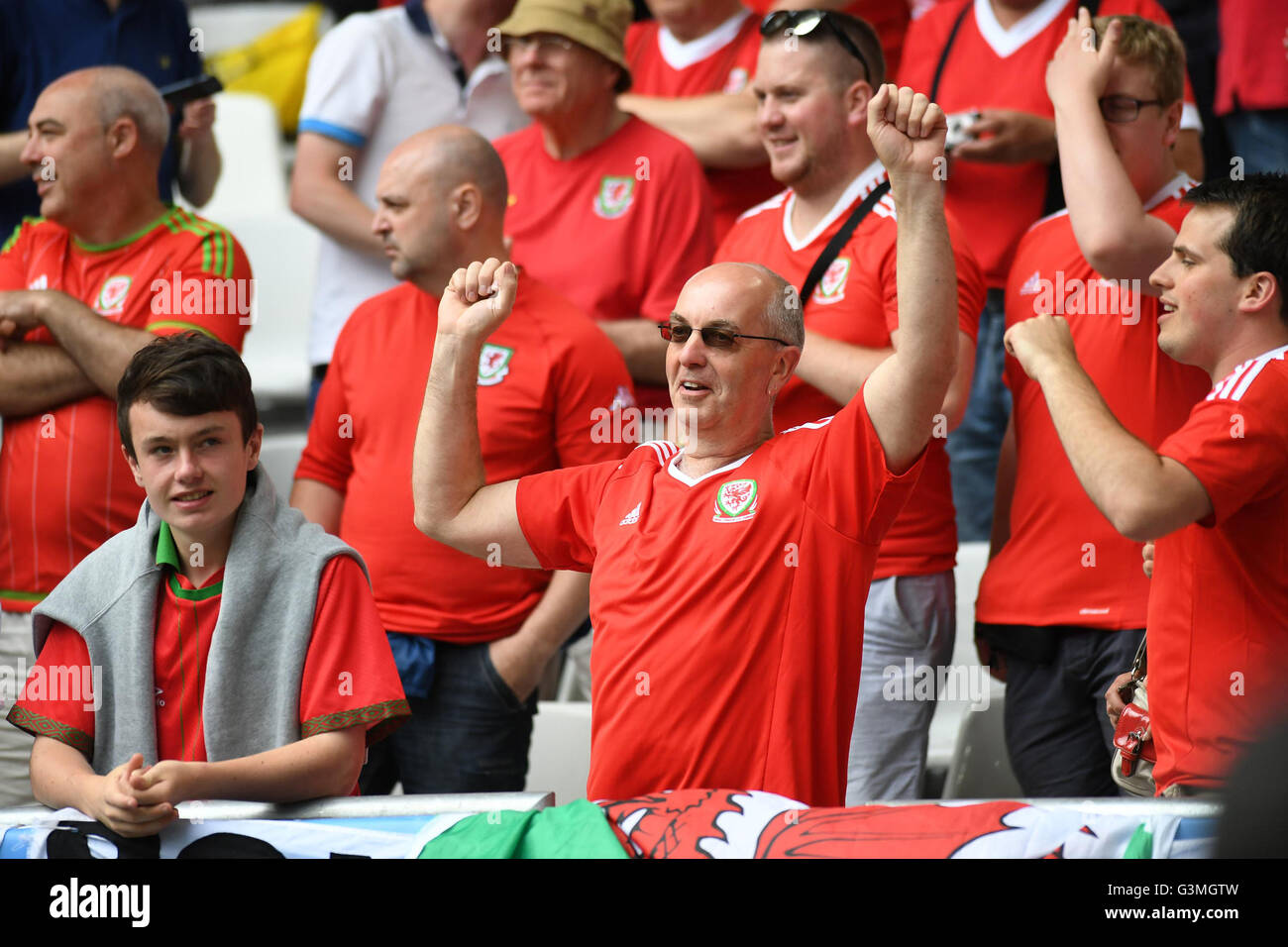 Walisischen Fußball-Fans in Hochstimmung vor Kick-off vor Wales V Slowakei in die Euro 2016 Gruppe B Befestigung an den Matmut Atlantique, Nouveau Stade de Bordeaux in Bordeaux, Frankreich am Samstag, 11. Juni 2016. Stockfoto