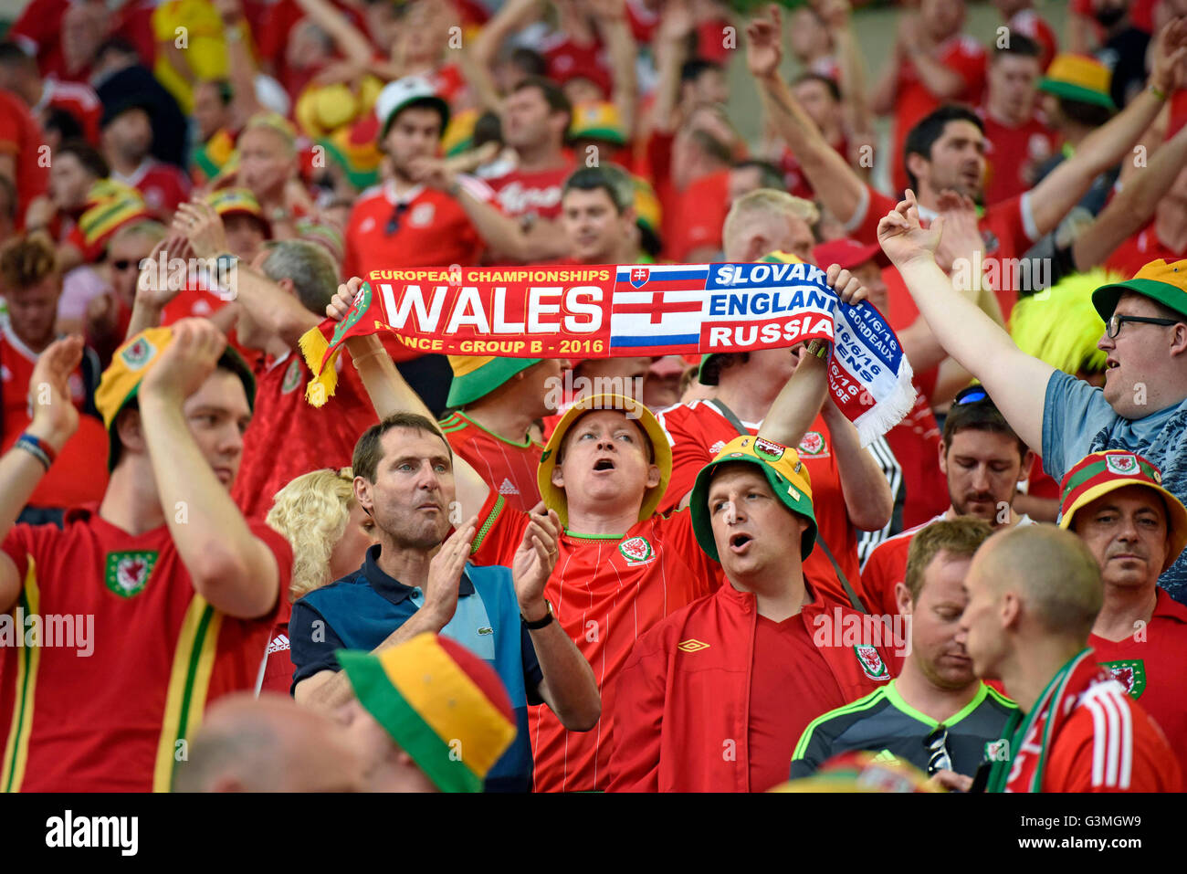 Walisischen Fußball-Fans feiern Sieg für Wales gegen die Slowakei in die Euro 2016 Gruppe B Befestigung an den Matmut Atlantique, Nouveau Stade de Bordeaux in Bordeaux, Frankreich am Samstag, 11. Juni 2016. Stockfoto