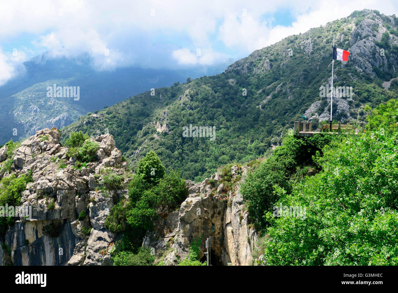 Blick auf das Bergdorf St. Agnes, Frankreich, 9. Juni 2016. Die französische Gemeinde Sainte-Agnes gilt als das Dorf an der Küste befindet sich das höchstgelegene in Europa und besteht aus drei getrennten Bezirken. Der historische Stadtkern aus dem 11. Jahrhundert ist ein Magnet für Touristen durch die Burganlage und die moderneren Festung aus dem Jahr 1932. Die konkrete Festung sollte um eine Invasion während des zweiten Weltkriegs durch feindliche Truppen aus Italien als der südlichste Teil der Maginot-Linie zu verhindern. Foto: SOEREN STACHE/Dpa - NO-Draht-Dienst- Stockfoto