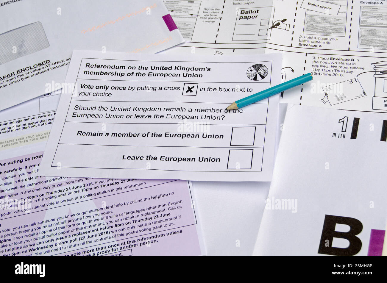BASINGSTOKE, Großbritannien - 13. Juni 2016: Briefwahl Papier und Umschläge für die UK-Volksabstimmung darüber, ob Sie Ihre oder die Europäische Union verlassen. Stockfoto
