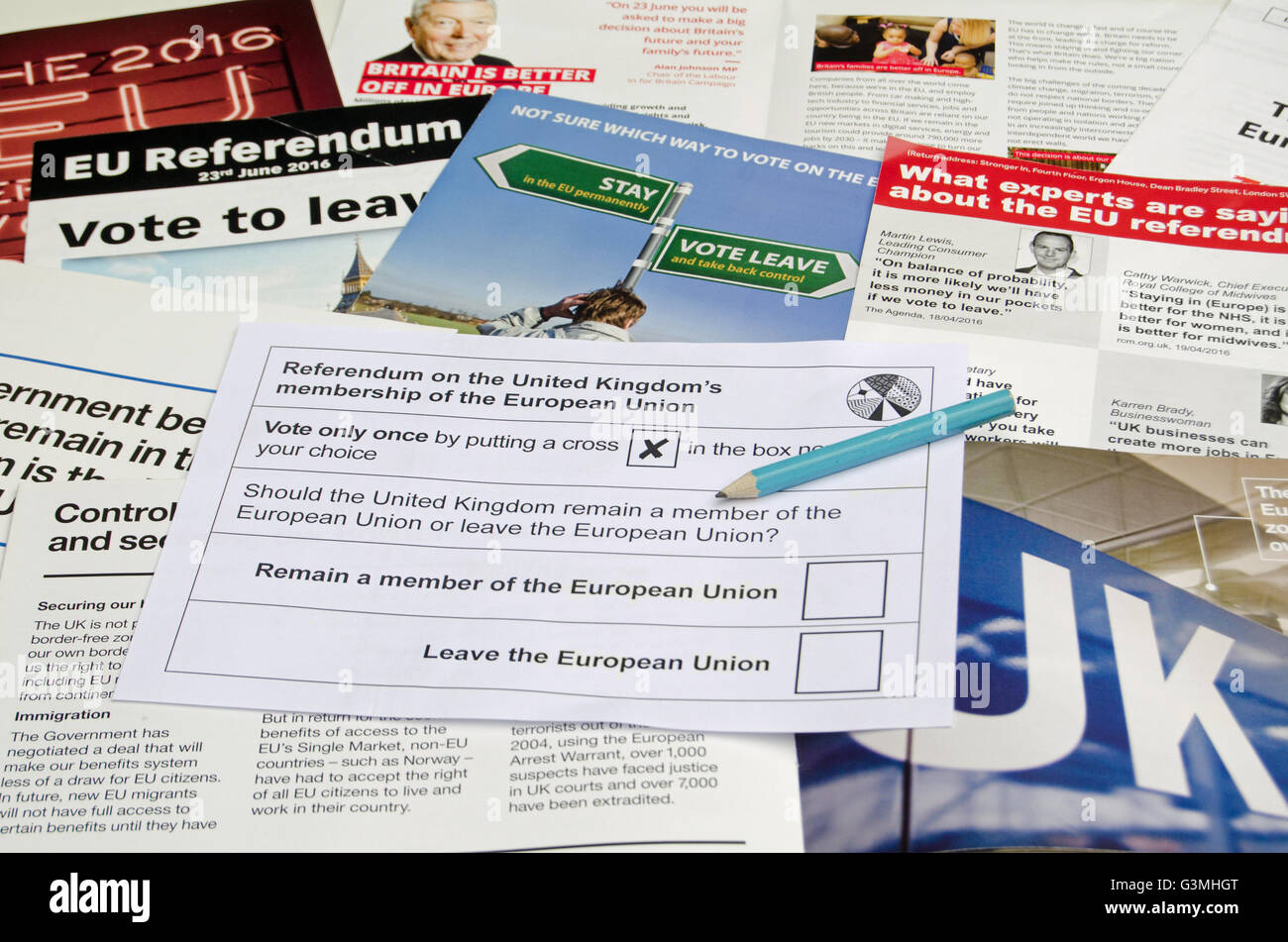 BASINGSTOKE, Großbritannien - 13. Juni 2016: EU-Referendum Stimmzettel auf Literatur von Kampagnen sowohl zu verlassen und in der Europäischen Union bleiben. Stockfoto