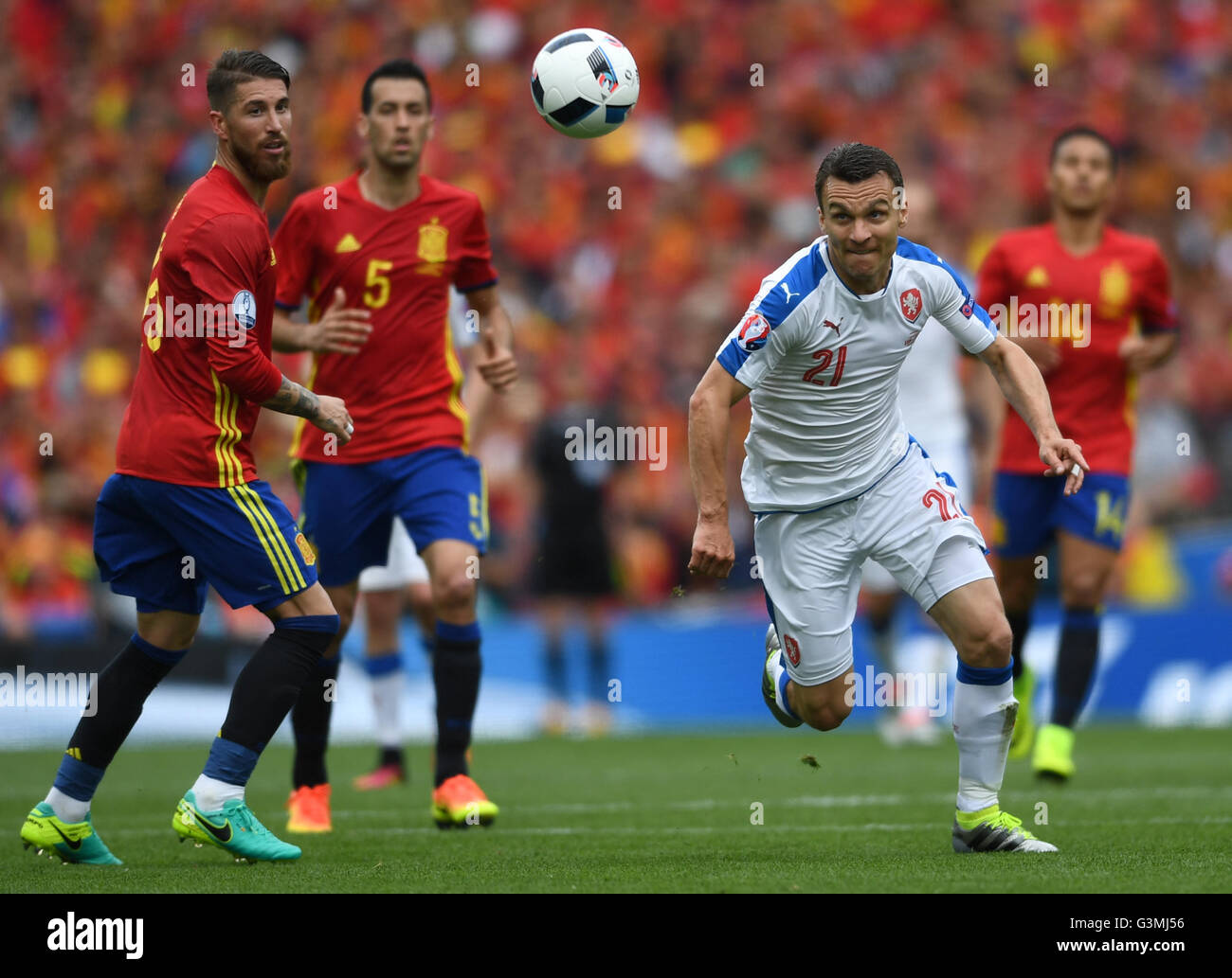 Toulouse, Frankreich. 13. Juni 2016. Sergio Ramos (L) und Sergio Busquets von Spanien sehen Sie David Lafata der Tschechischen Republik zu das Fußballspiel der Gruppe D der UEFA EURO 2016 zwischen Spanien und Tschechien im Stadion de Toulouse in Toulouse, Frankreich, 13. Juni 2016. Foto: Federico Gambarini/Dpa/Alamy Live News Stockfoto