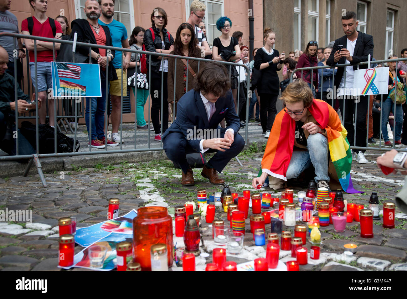 Prag, Tschechische Republik. 13. Juni 2016. Zehntausende Menschen kam ans Licht, eine Kerze und Blumen für die Opfer des Massakers in Orlando, Florida, das zum Gebäude der US-Botschaft in Prag bei der Rallye, inszeniert von der Plattform für Gleichheit, Anerkennung und Vielfalt (stolz) heute, am 13. Juni 2016 49 Todesopfern Sonntag zu legen. © Michal Kamaryt/CTK Foto/Alamy Live-Nachrichten Stockfoto
