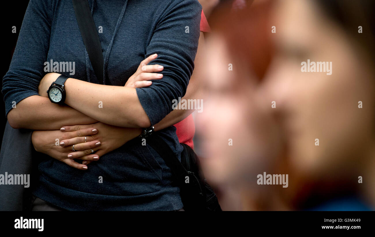 Prag, Tschechische Republik. 13. Juni 2016. Zehntausende Menschen kam ans Licht, eine Kerze und Blumen für die Opfer des Massakers in Orlando, Florida, das zum Gebäude der US-Botschaft in Prag bei der Rallye, inszeniert von der Plattform für Gleichheit, Anerkennung und Vielfalt (stolz) heute, am 13. Juni 2016 49 Todesopfern Sonntag zu legen. © Michal Kamaryt/CTK Foto/Alamy Live-Nachrichten Stockfoto