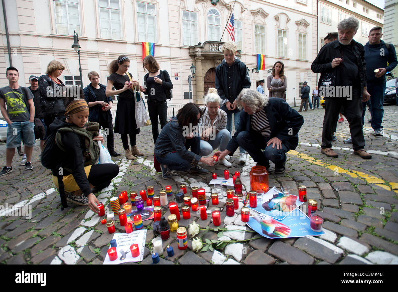 Prag, Tschechische Republik. 13. Juni 2016. Zehntausende Menschen kam ans Licht, eine Kerze und Blumen für die Opfer des Massakers in Orlando, Florida, das zum Gebäude der US-Botschaft in Prag bei der Rallye, inszeniert von der Plattform für Gleichheit, Anerkennung und Vielfalt (stolz) heute, am 13. Juni 2016 49 Todesopfern Sonntag zu legen. © Michal Kamaryt/CTK Foto/Alamy Live-Nachrichten Stockfoto