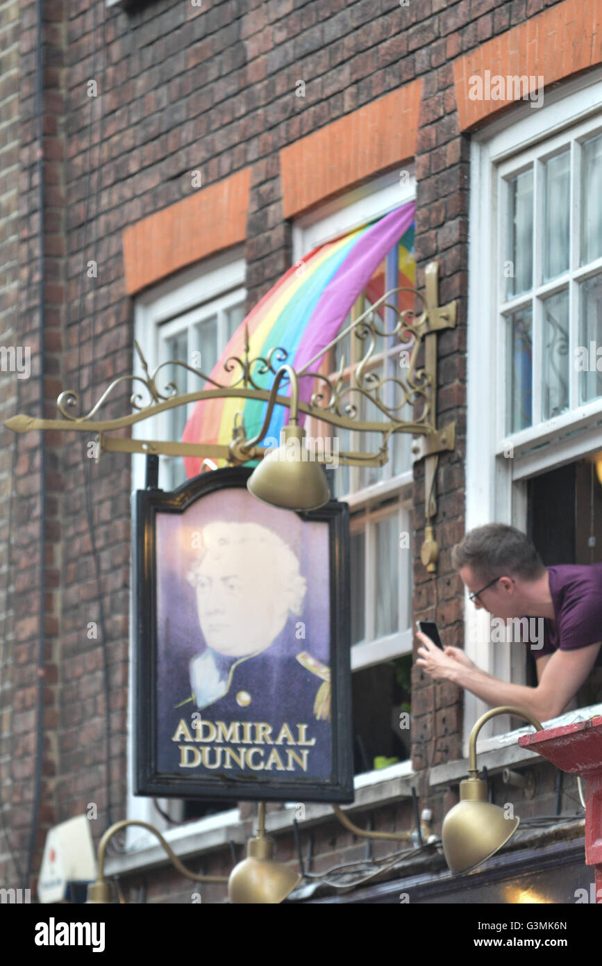 Soho, London, UK. 13. Juni 2016. Eine Mahnwache für Orlando ist in Soho, London statt. Bildnachweis: Matthew Chattle/Alamy Live-Nachrichten Stockfoto