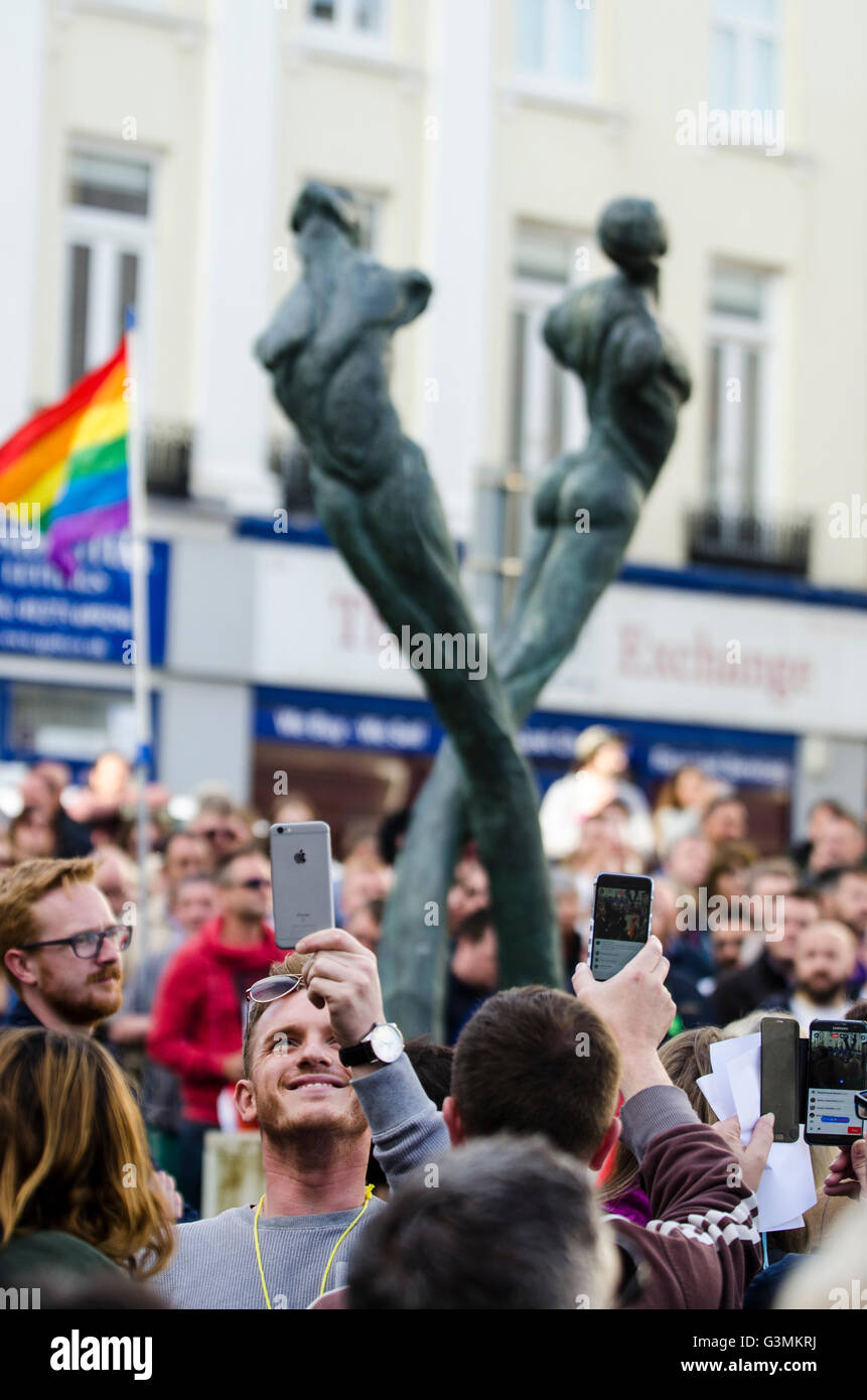 Brighton, England, Vereinigtes Königreich. 13. Juni 2016. Brighton, East Sussex, 13. Juni 2016. LGBTQ Gemeinschaften versammeln sich für eine Prozession und Mahnwache an Brightons Aids Memorial Bildhauerei an neue Steine in Kemptown, in Erinnerung und Solidarität mit 49 Tote und Verletzte bei Puls Schwulenbar in Orlando, Florida. Bildnachweis: Francesca Moore/Alamy Live-Nachrichten Stockfoto