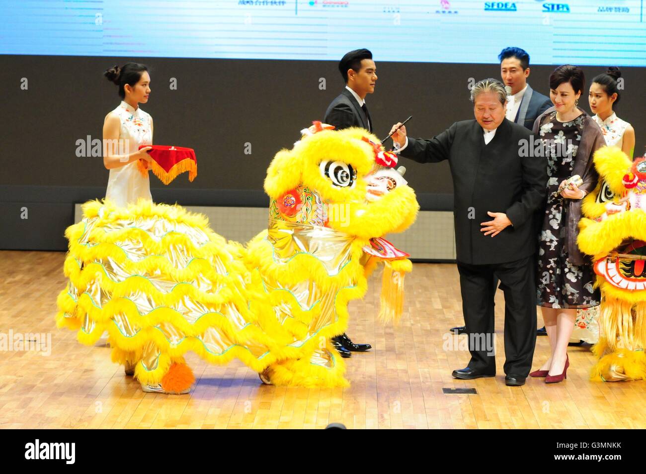 Shanghai, China. 13. Juni 2016. Jackie Chan und Eddie Peng besuchen die Eröffnungsfeier von Sammo Hung Studio in Shanghai, China am 13. Juni 2016. Bildnachweis: TopPhoto/Alamy Live-Nachrichten Stockfoto