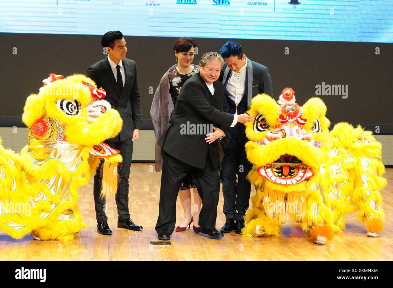 Shanghai, China. 13. Juni 2016. Jackie Chan und Eddie Peng besuchen die Eröffnungsfeier von Sammo Hung Studio in Shanghai, China am 13. Juni 2016. Bildnachweis: TopPhoto/Alamy Live-Nachrichten Stockfoto
