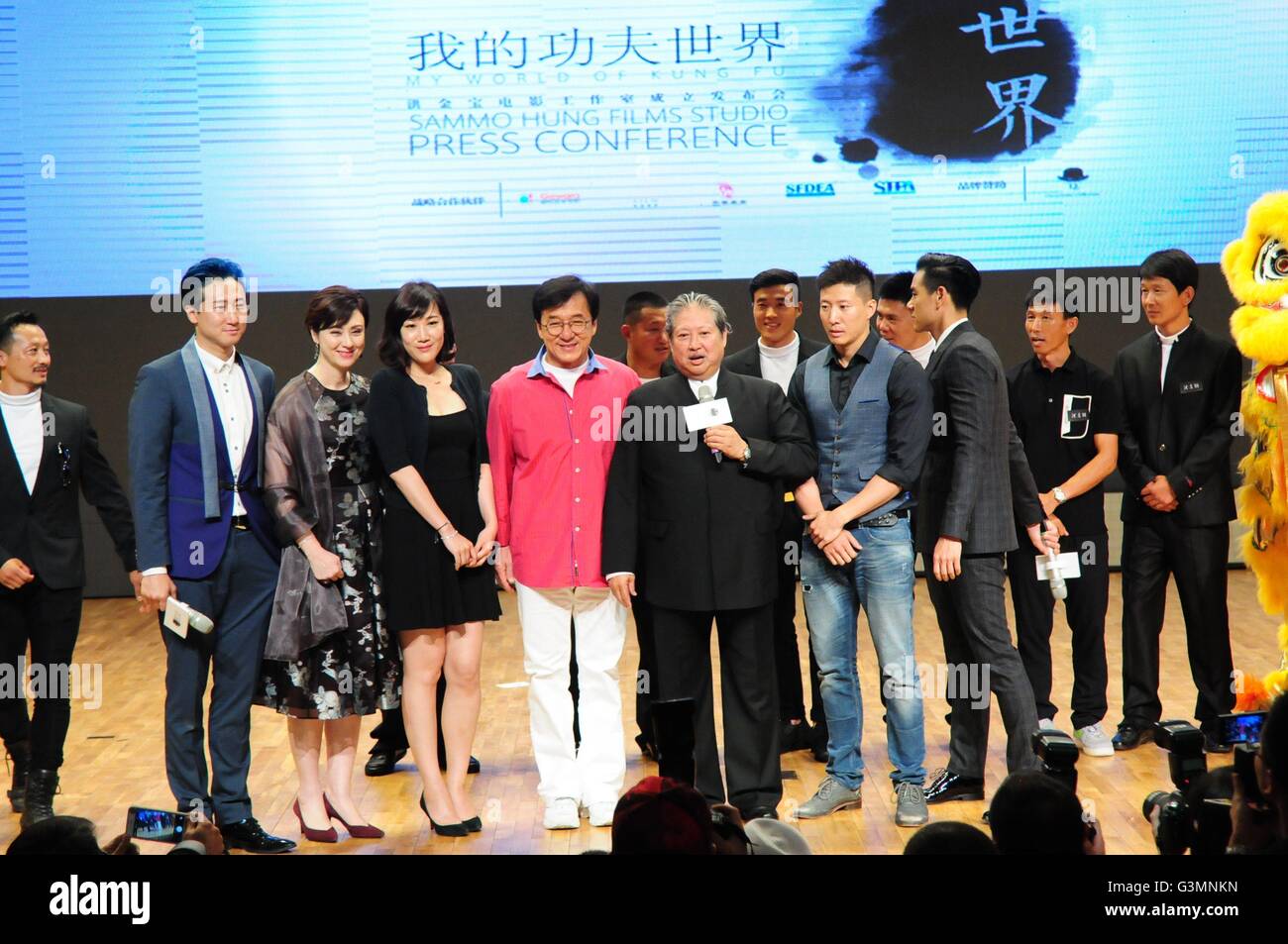 Shanghai, China. 13. Juni 2016. Jackie Chan und Eddie Peng besuchen die Eröffnungsfeier von Sammo Hung Studio in Shanghai, China am 13. Juni 2016. Bildnachweis: TopPhoto/Alamy Live-Nachrichten Stockfoto